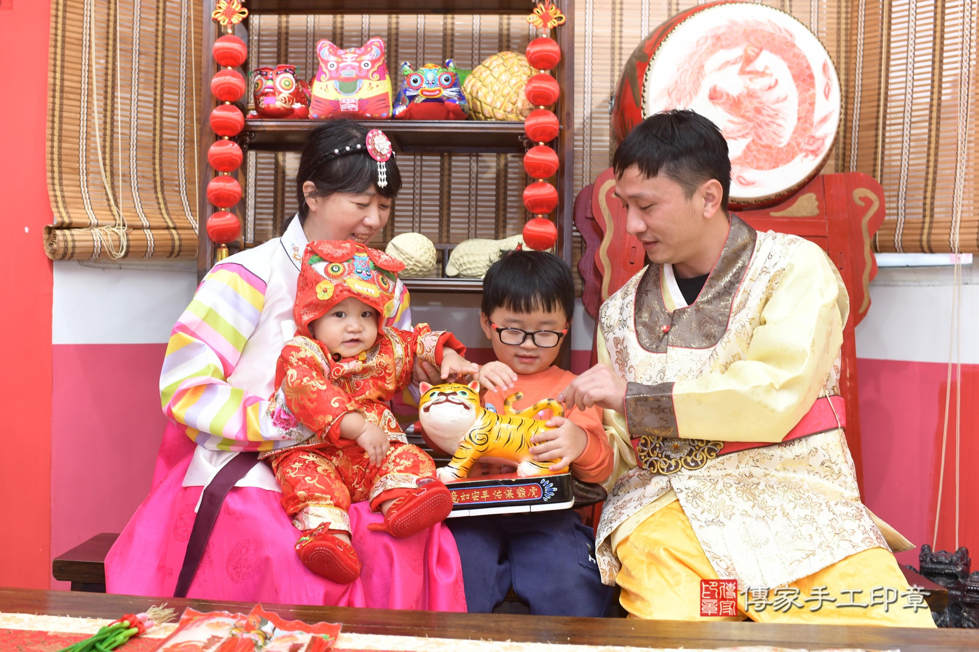 傳家手工印章高雄店、抓周、度脺、中國風會場、傳家嬰兒古禮、吉祥話、抓周道具物品24種、拍照。抓周證書。寶寶抓周、滿周歲、生日快樂、祝福