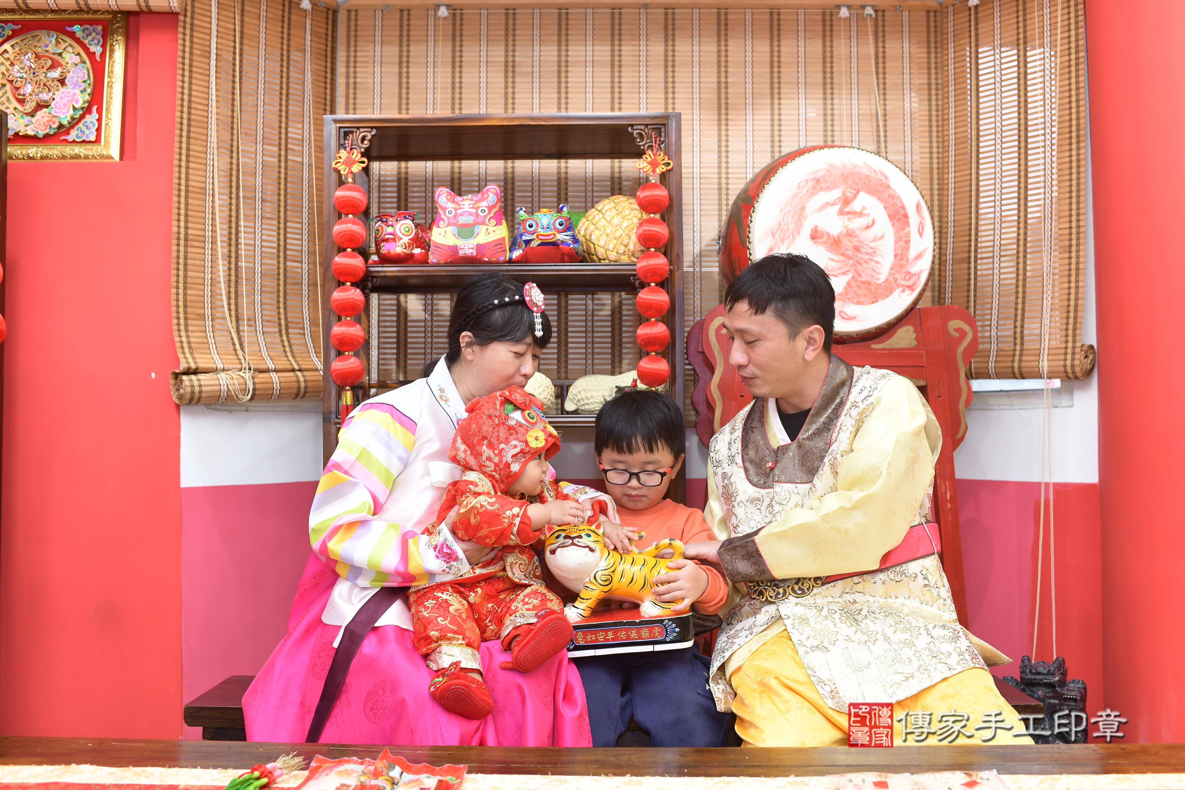 傳家手工印章高雄店、抓周、度脺、中國風會場、傳家嬰兒古禮、吉祥話、抓周道具物品24種、拍照。抓周證書。寶寶抓周、滿周歲、生日快樂、祝福