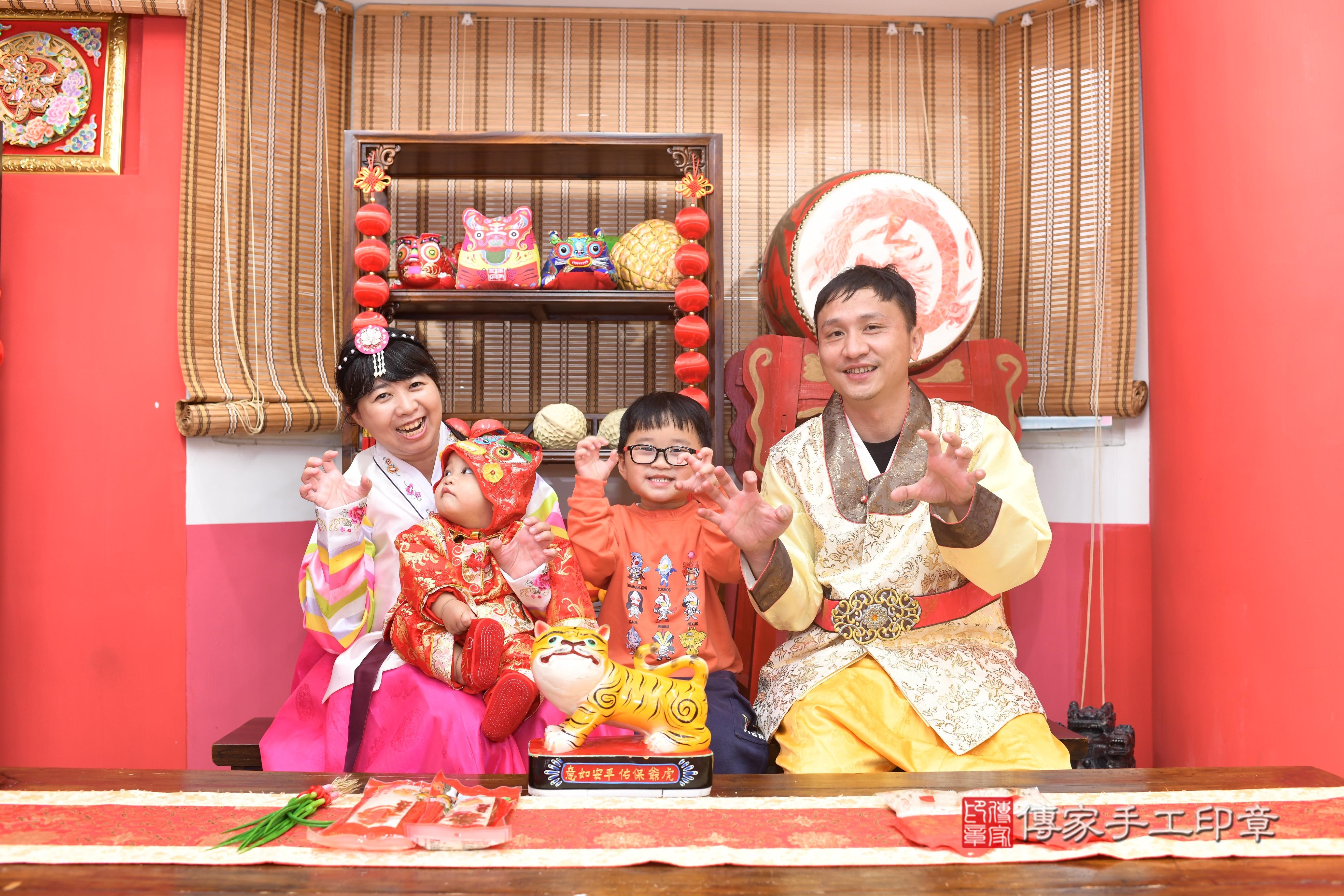 傳家手工印章高雄店、抓周、度脺、中國風會場、傳家嬰兒古禮、吉祥話、抓周道具物品24種、拍照。抓周證書。寶寶抓周、滿周歲、生日快樂、祝福