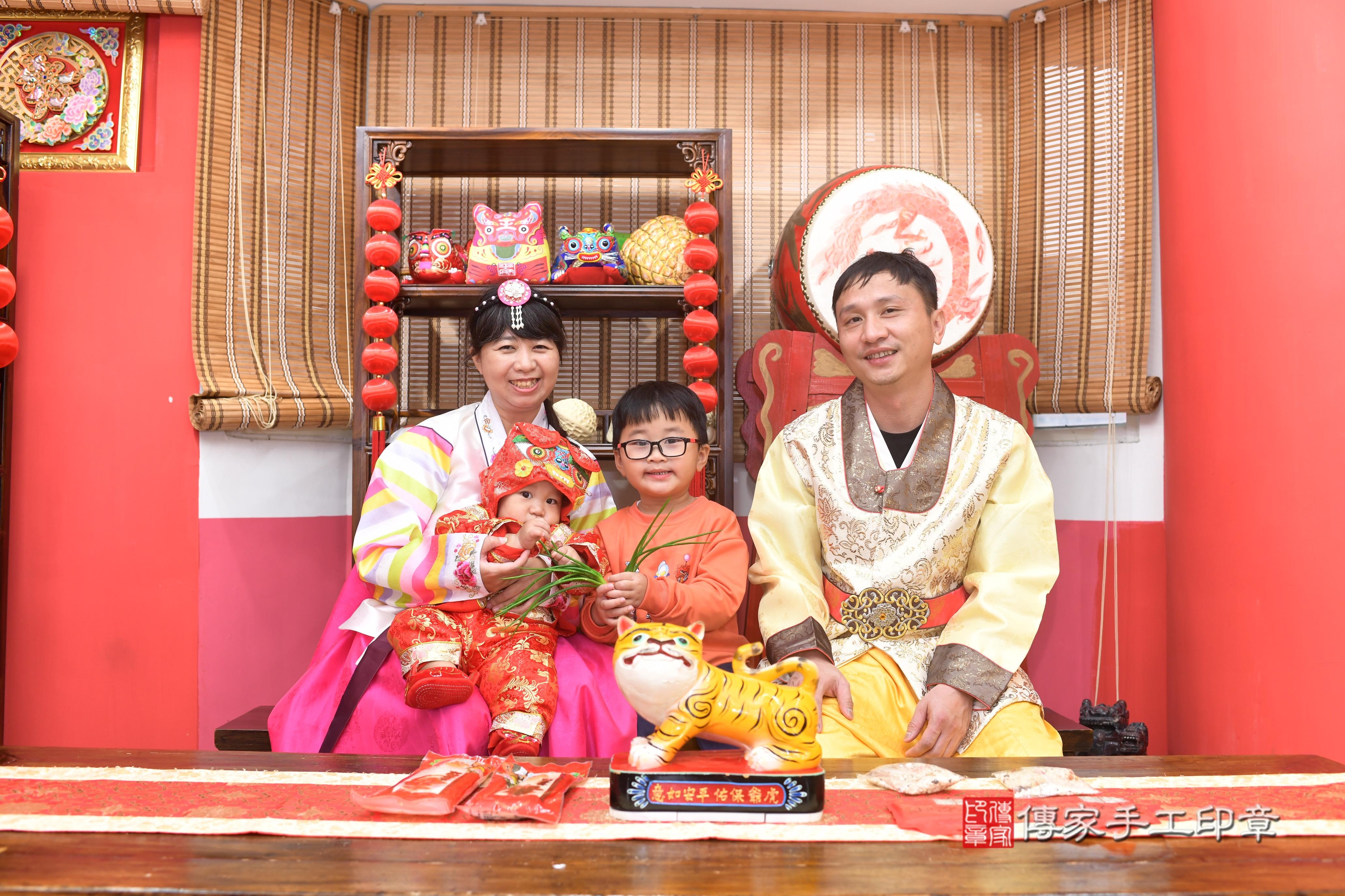傳家手工印章高雄店、抓周、度脺、中國風會場、傳家嬰兒古禮、吉祥話、抓周道具物品24種、拍照。抓周證書。寶寶抓周、滿周歲、生日快樂、祝福
