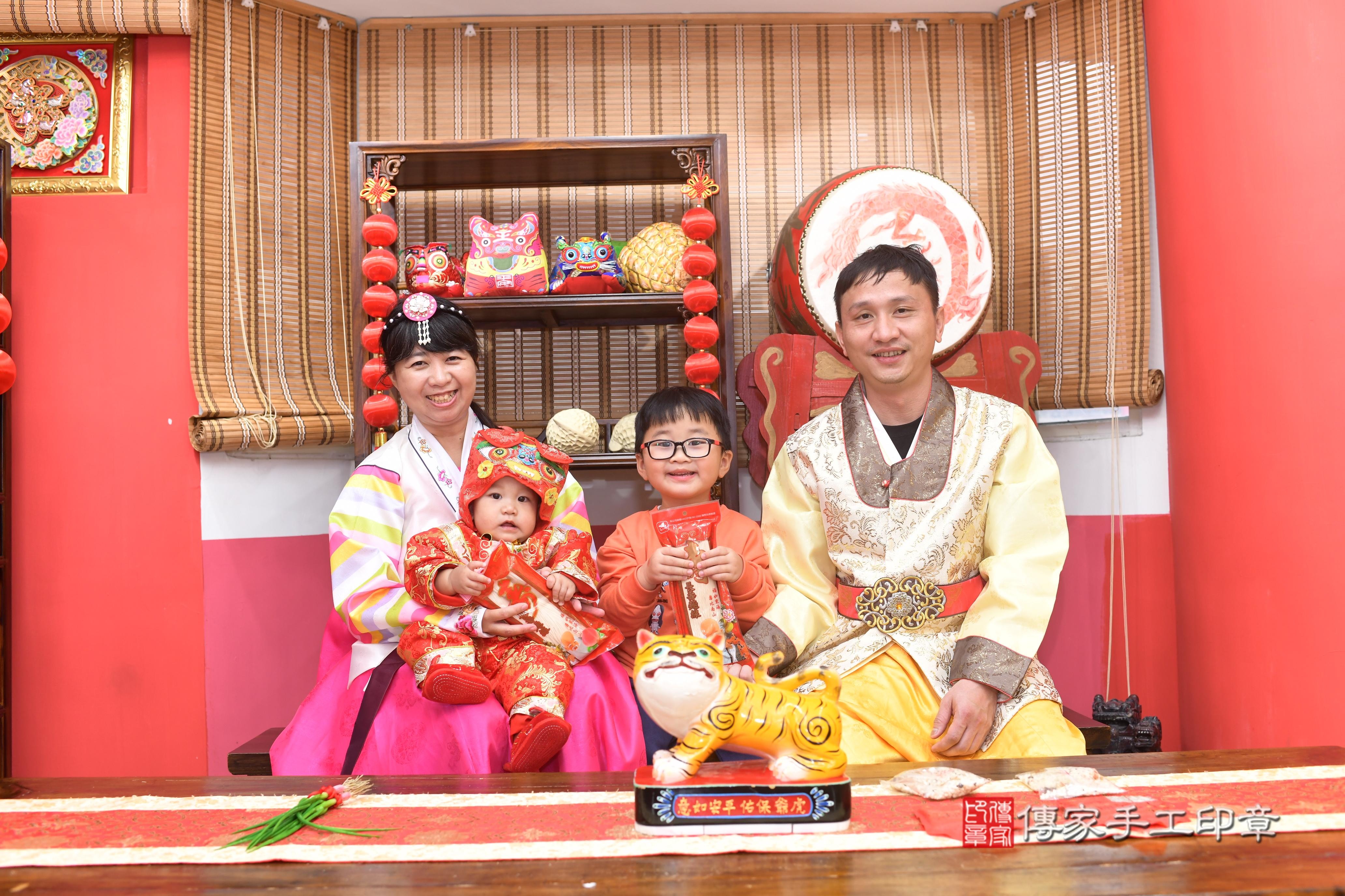傳家手工印章高雄店、抓周、度脺、中國風會場、傳家嬰兒古禮、吉祥話、抓周道具物品24種、拍照。抓周證書。寶寶抓周、滿周歲、生日快樂、祝福