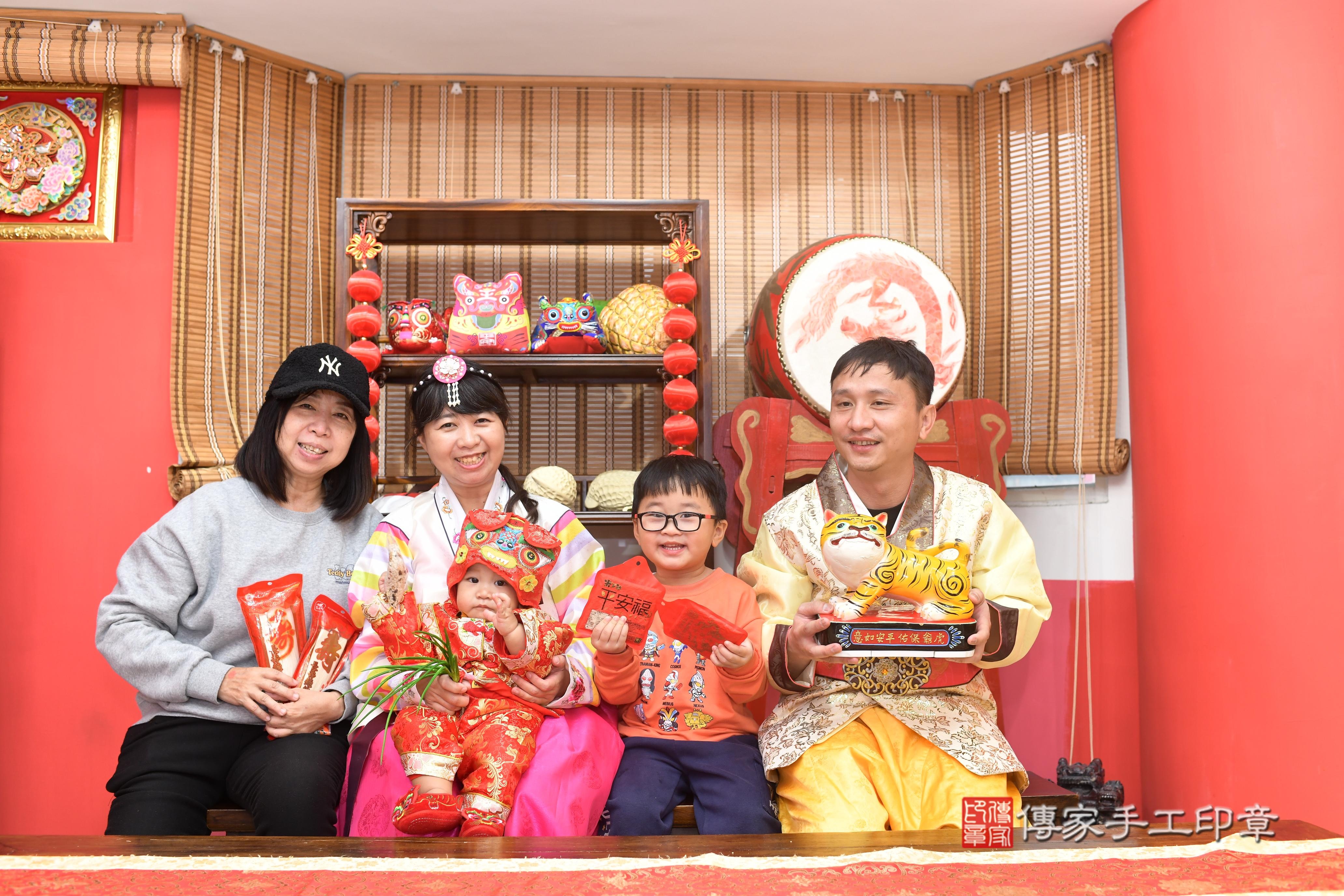 傳家手工印章高雄店、抓周、度脺、中國風會場、傳家嬰兒古禮、吉祥話、抓周道具物品24種、拍照。抓周證書。寶寶抓周、滿周歲、生日快樂、祝福