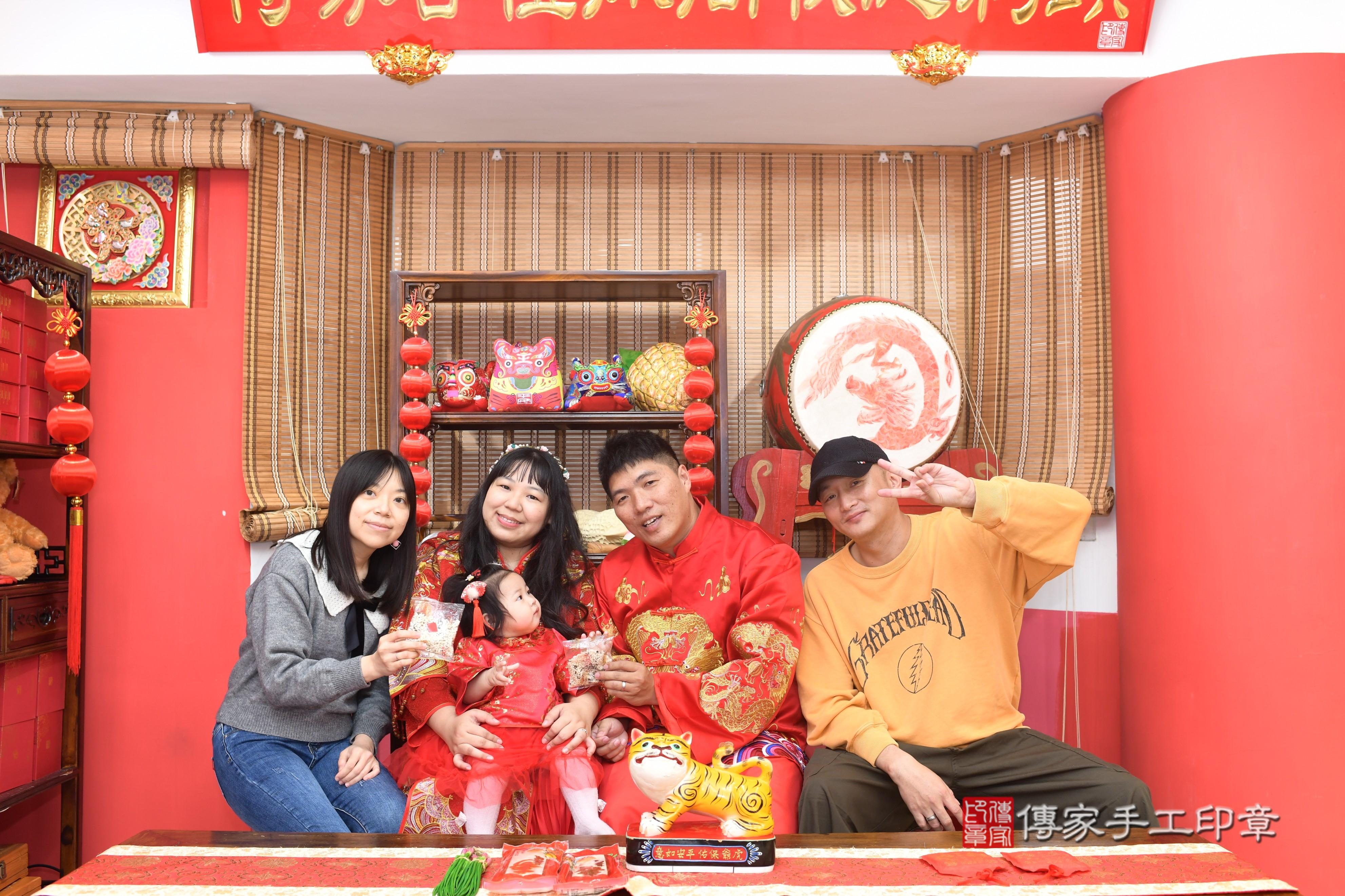 傳家手工印章高雄店、抓周、度脺、中國風會場、傳家嬰兒古禮、吉祥話、抓周道具物品24種、拍照。抓周證書。寶寶抓周、滿周歲、生日快樂、祝福