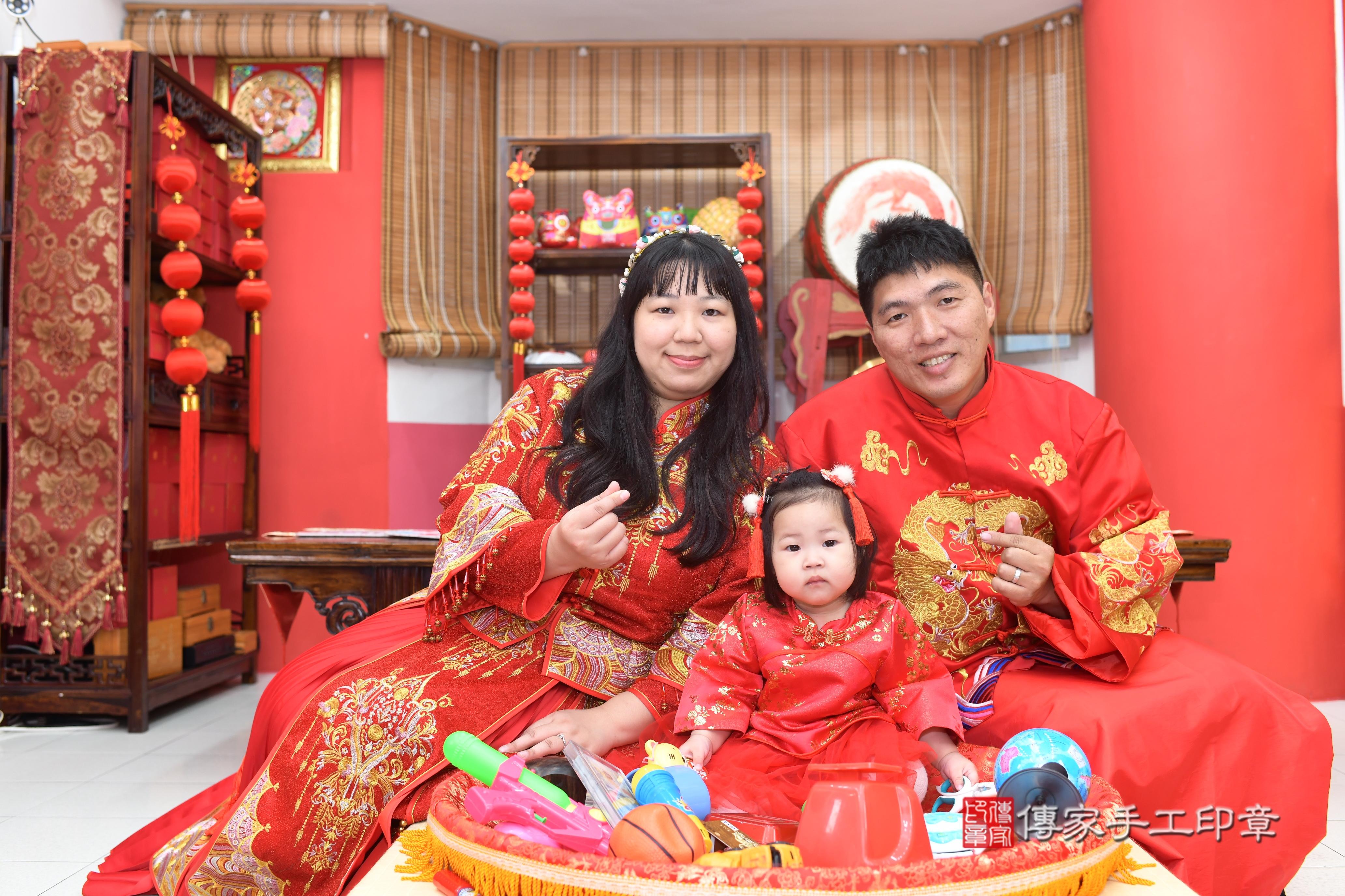 傳家手工印章高雄店、抓周、度脺、中國風會場、傳家嬰兒古禮、吉祥話、抓周道具物品24種、拍照。抓周證書。寶寶抓周、滿周歲、生日快樂、祝福