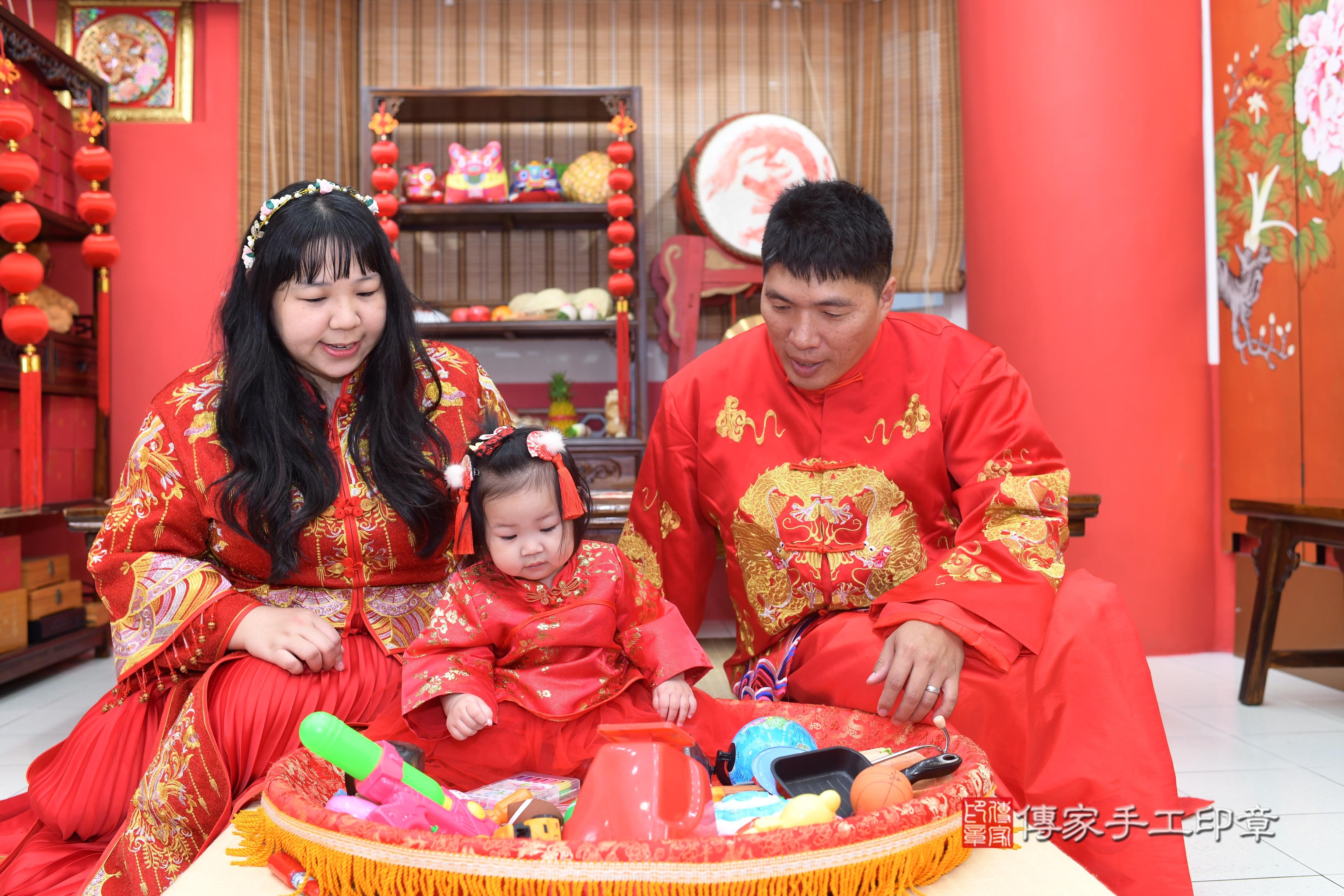 傳家手工印章高雄店、抓周、度脺、中國風會場、傳家嬰兒古禮、吉祥話、抓周道具物品24種、拍照。抓周證書。寶寶抓周、滿周歲、生日快樂、祝福