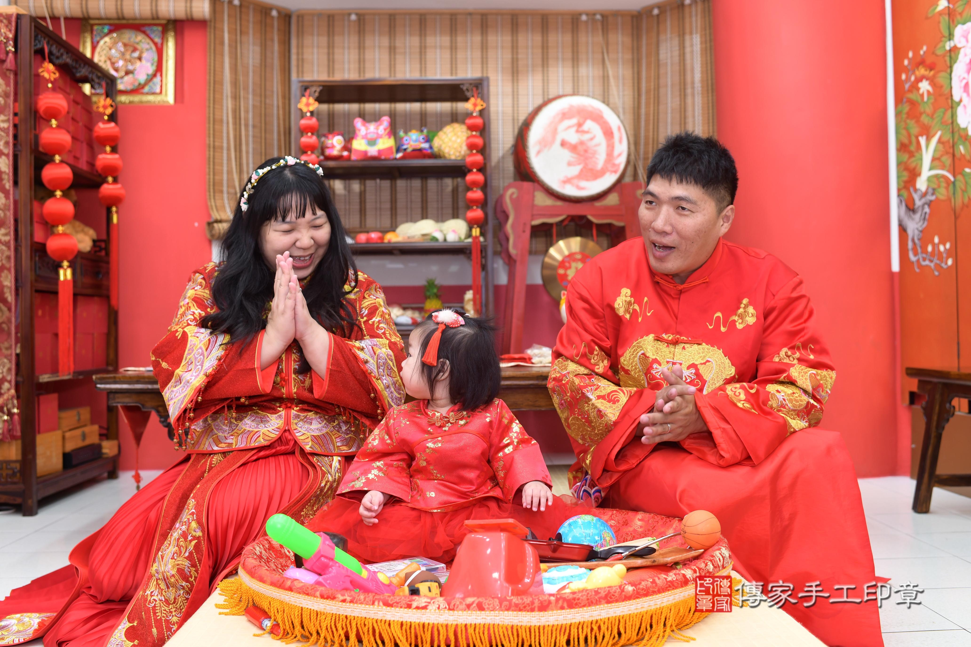 傳家手工印章高雄店、抓周、度脺、中國風會場、傳家嬰兒古禮、吉祥話、抓周道具物品24種、拍照。抓周證書。寶寶抓周、滿周歲、生日快樂、祝福