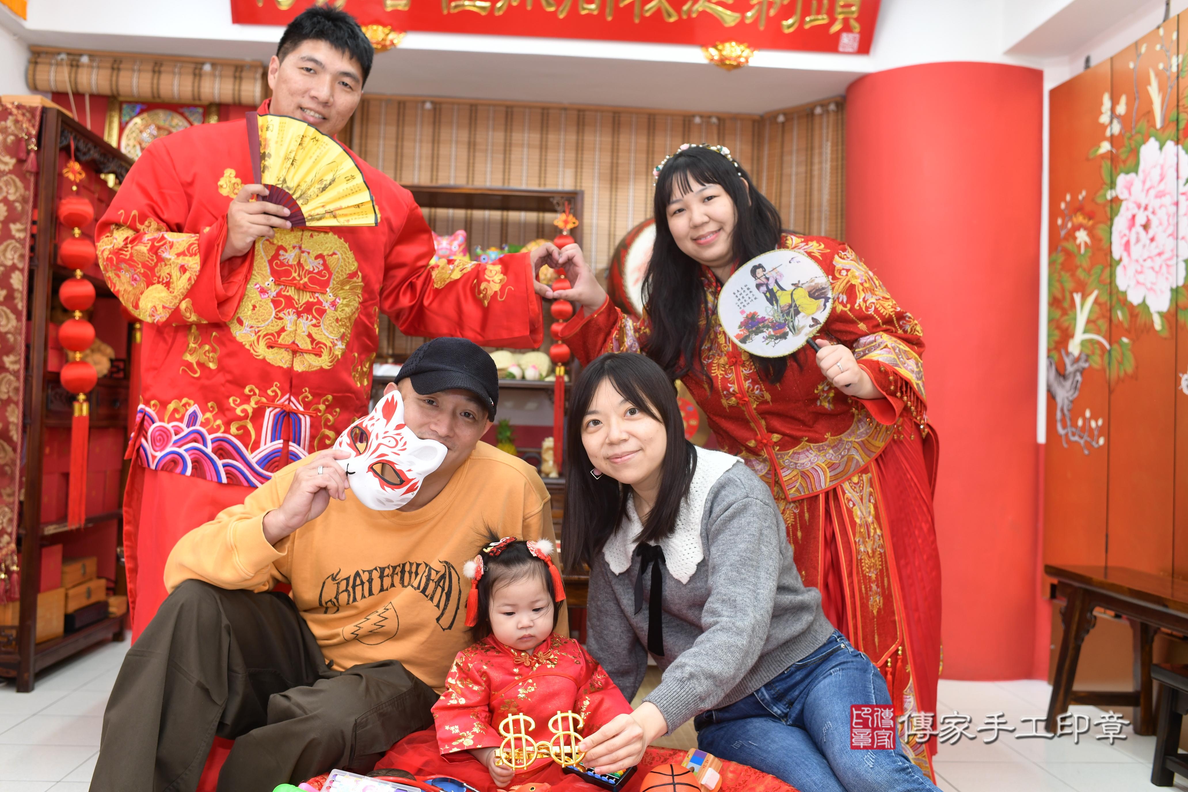 傳家手工印章高雄店、抓周、度脺、中國風會場、傳家嬰兒古禮、吉祥話、抓周道具物品24種、拍照。抓周證書。寶寶抓周、滿周歲、生日快樂、祝福