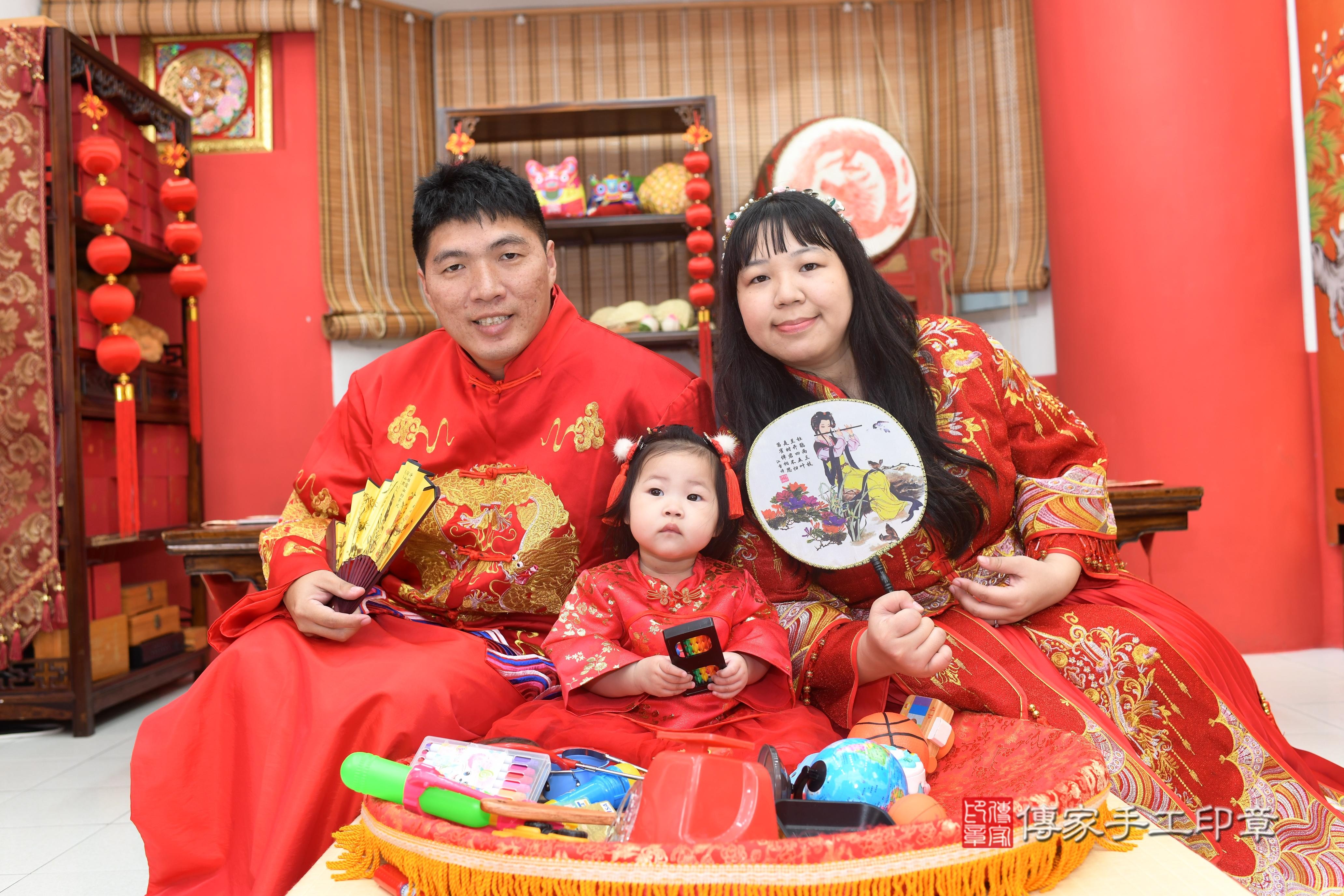 傳家手工印章高雄店、抓周、度脺、中國風會場、傳家嬰兒古禮、吉祥話、抓周道具物品24種、拍照。抓周證書。寶寶抓周、滿周歲、生日快樂、祝福