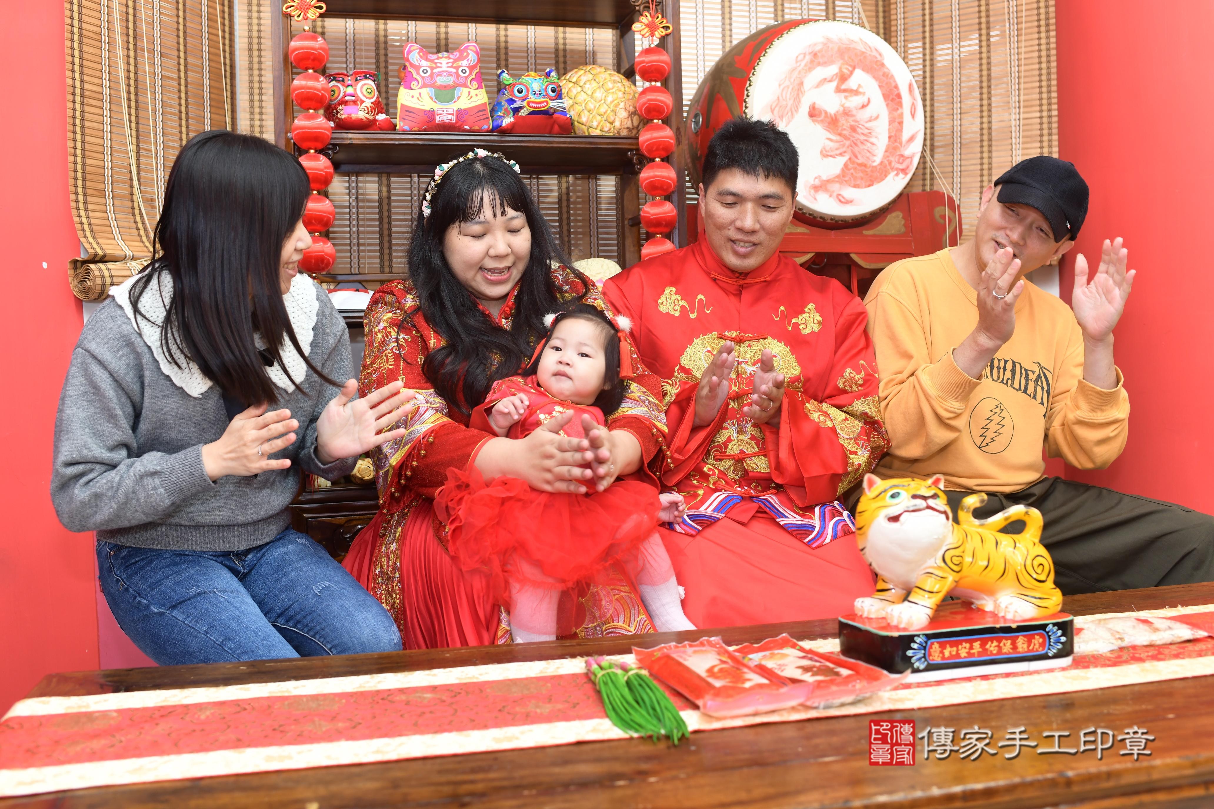 傳家手工印章高雄店、抓周、度脺、中國風會場、傳家嬰兒古禮、吉祥話、抓周道具物品24種、拍照。抓周證書。寶寶抓周、滿周歲、生日快樂、祝福