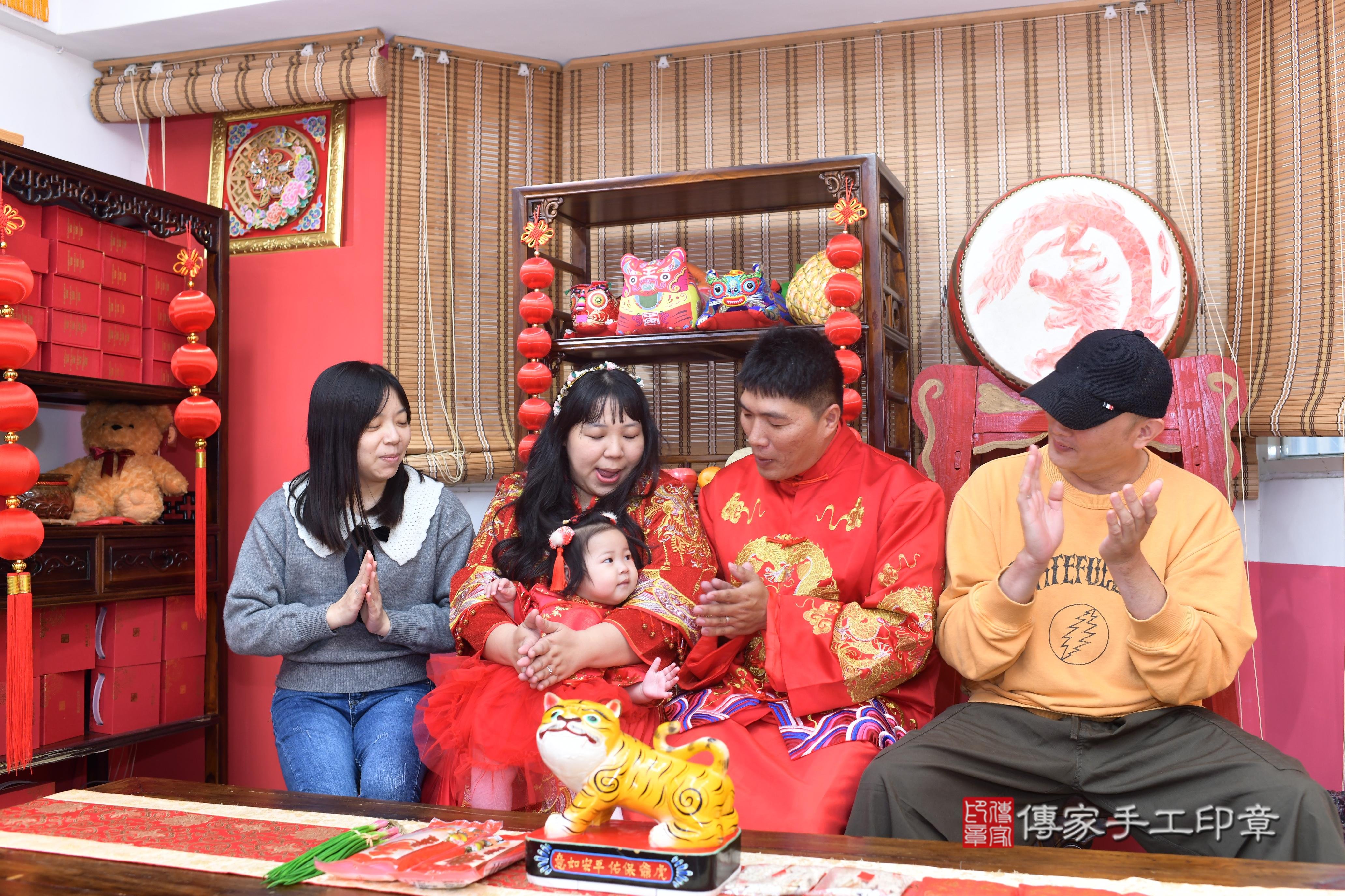 傳家手工印章高雄店、抓周、度脺、中國風會場、傳家嬰兒古禮、吉祥話、抓周道具物品24種、拍照。抓周證書。寶寶抓周、滿周歲、生日快樂、祝福