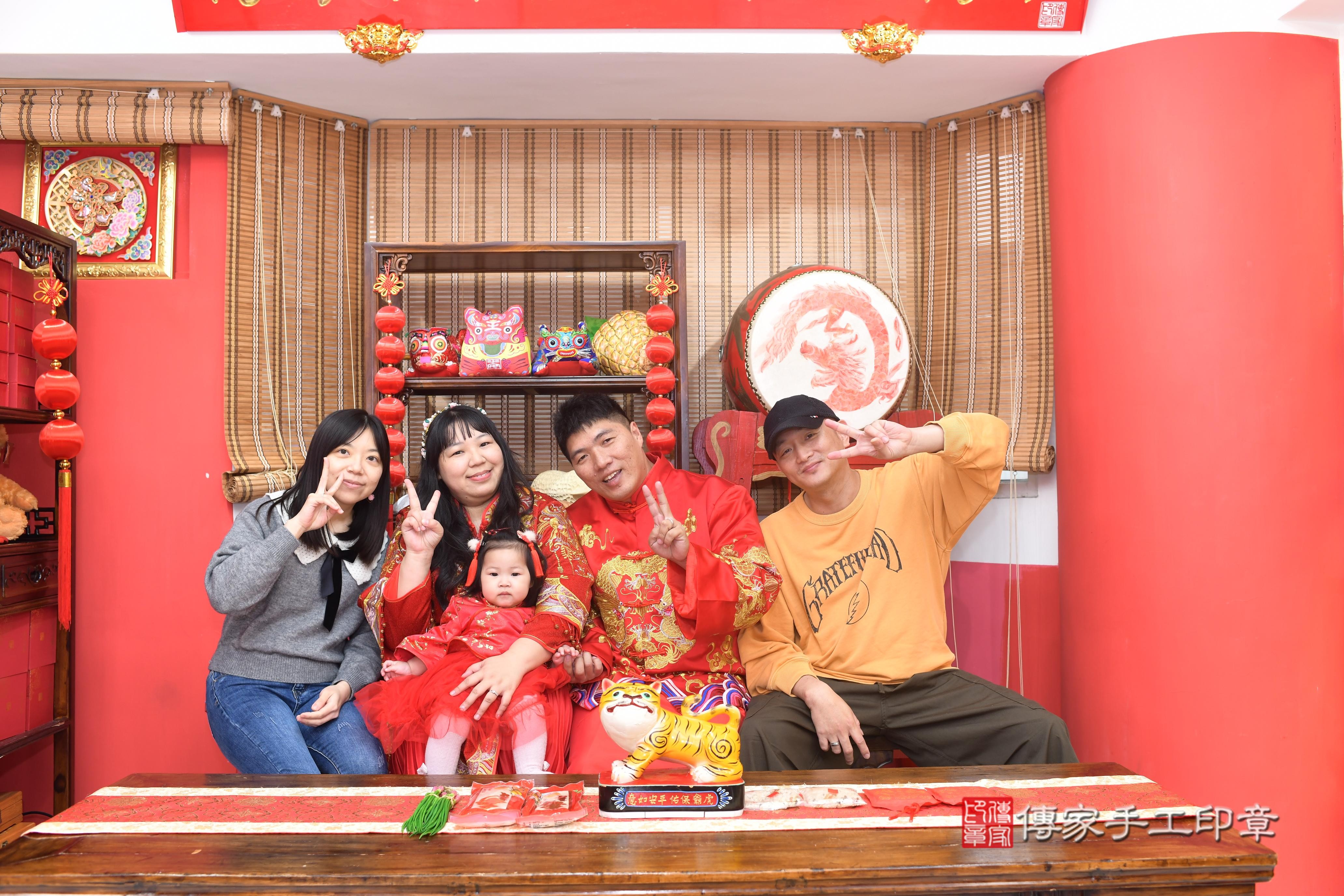 傳家手工印章高雄店、抓周、度脺、中國風會場、傳家嬰兒古禮、吉祥話、抓周道具物品24種、拍照。抓周證書。寶寶抓周、滿周歲、生日快樂、祝福