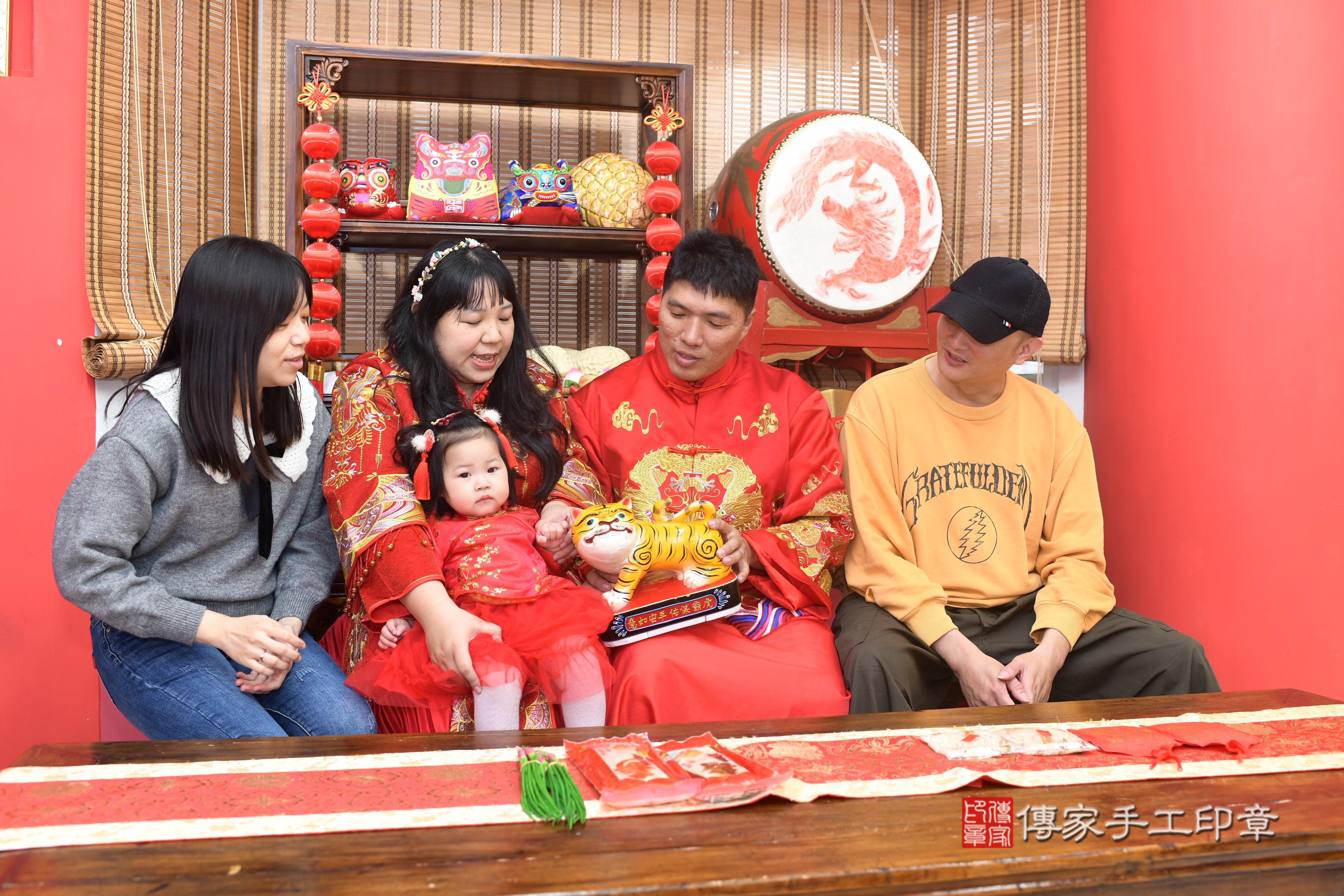 傳家手工印章高雄店、抓周、度脺、中國風會場、傳家嬰兒古禮、吉祥話、抓周道具物品24種、拍照。抓周證書。寶寶抓周、滿周歲、生日快樂、祝福