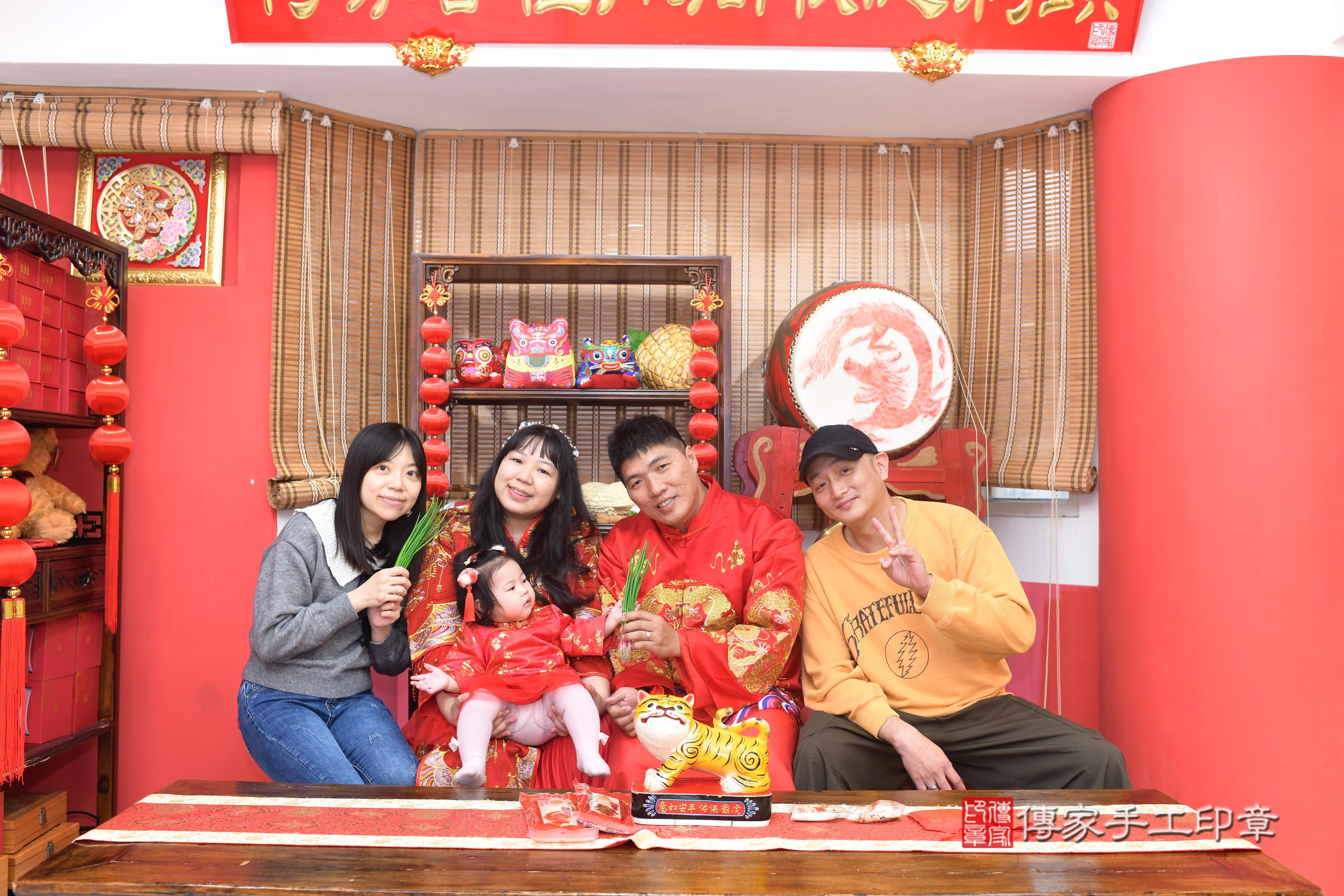 傳家手工印章高雄店、抓周、度脺、中國風會場、傳家嬰兒古禮、吉祥話、抓周道具物品24種、拍照。抓周證書。寶寶抓周、滿周歲、生日快樂、祝福