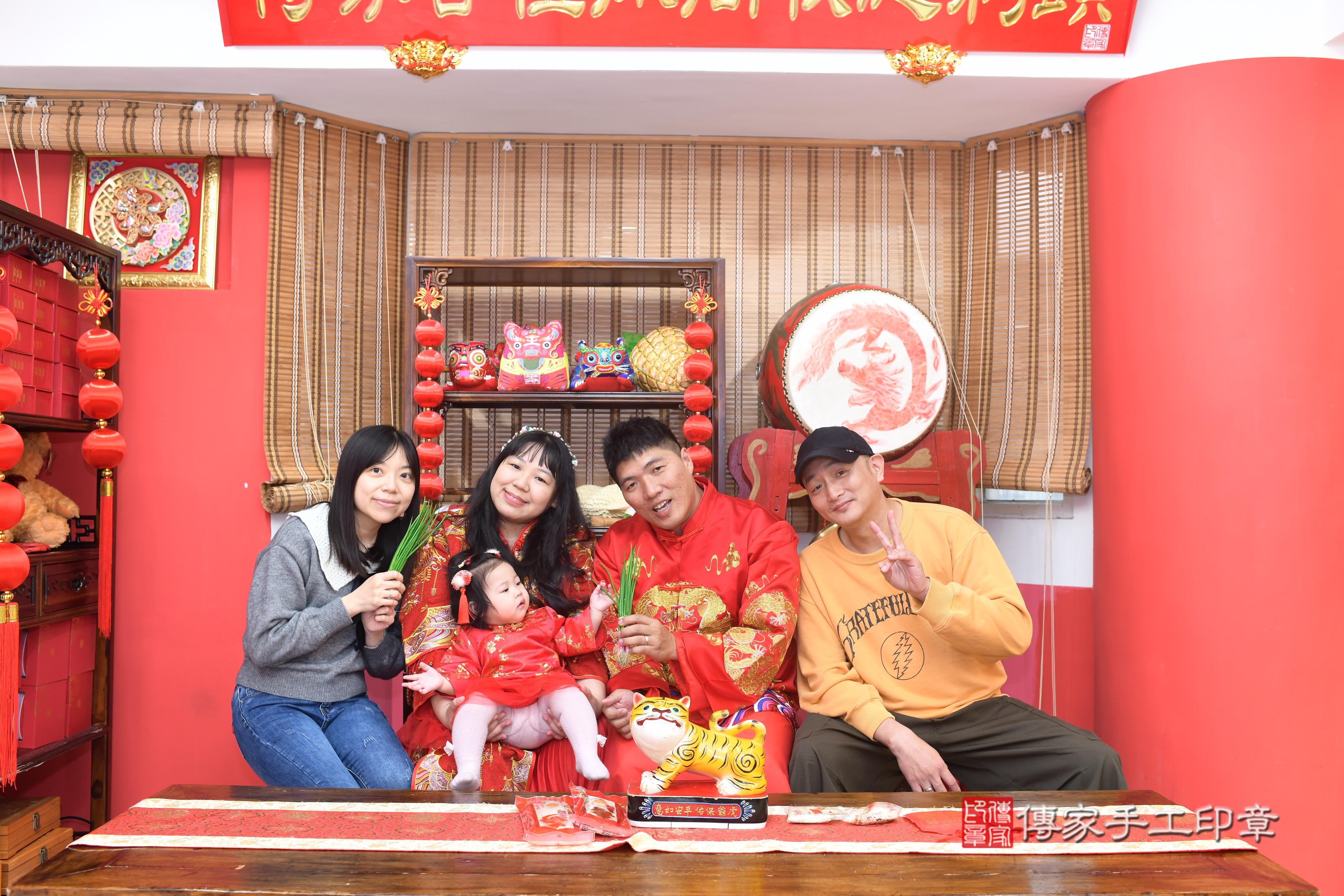 傳家手工印章高雄店、抓周、度脺、中國風會場、傳家嬰兒古禮、吉祥話、抓周道具物品24種、拍照。抓周證書。寶寶抓周、滿周歲、生日快樂、祝福