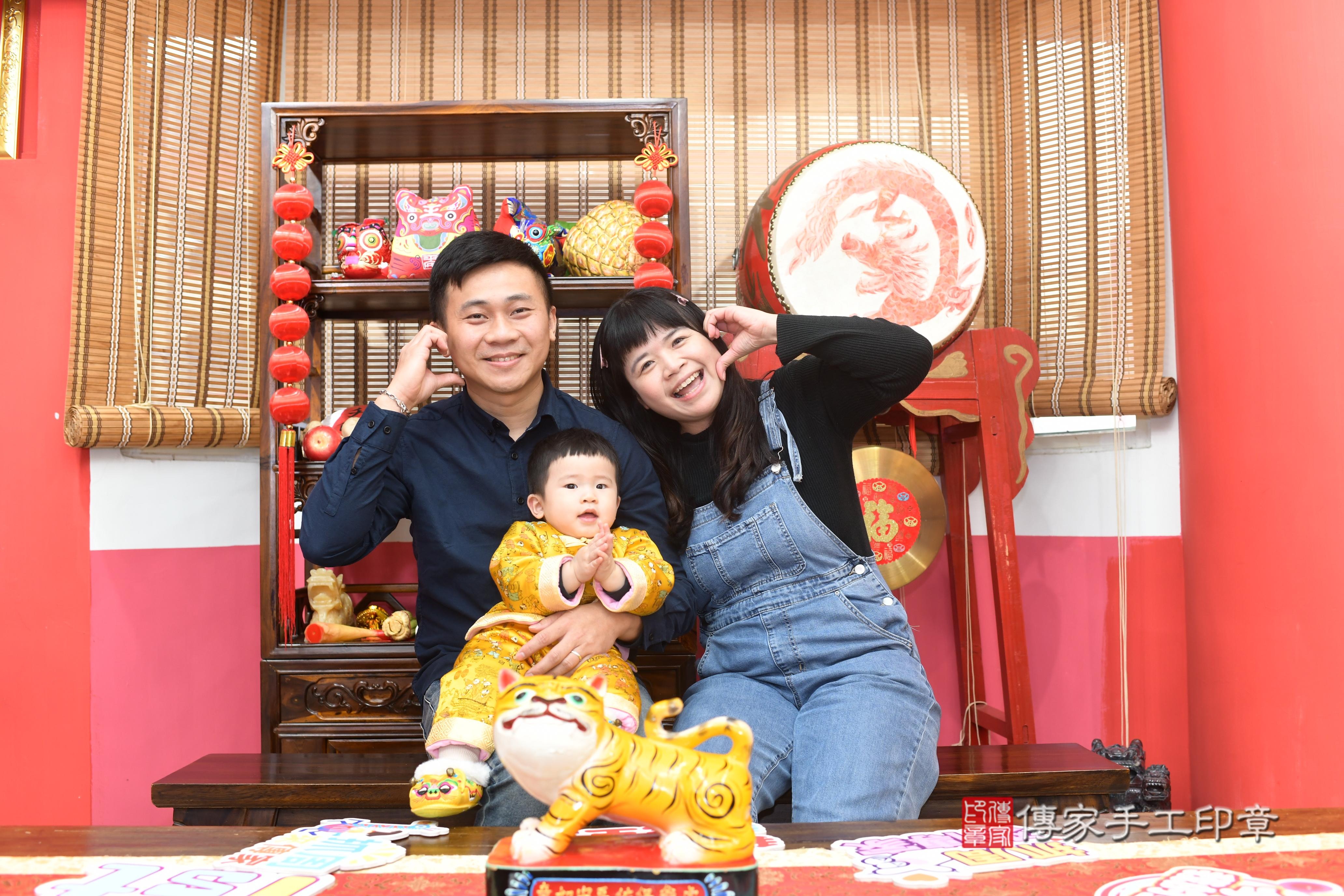 傳家手工印章高雄店、抓周、度脺、中國風會場、傳家嬰兒古禮、吉祥話、抓周道具物品24種、拍照。抓周證書。寶寶抓周、滿周歲、生日快樂、祝福