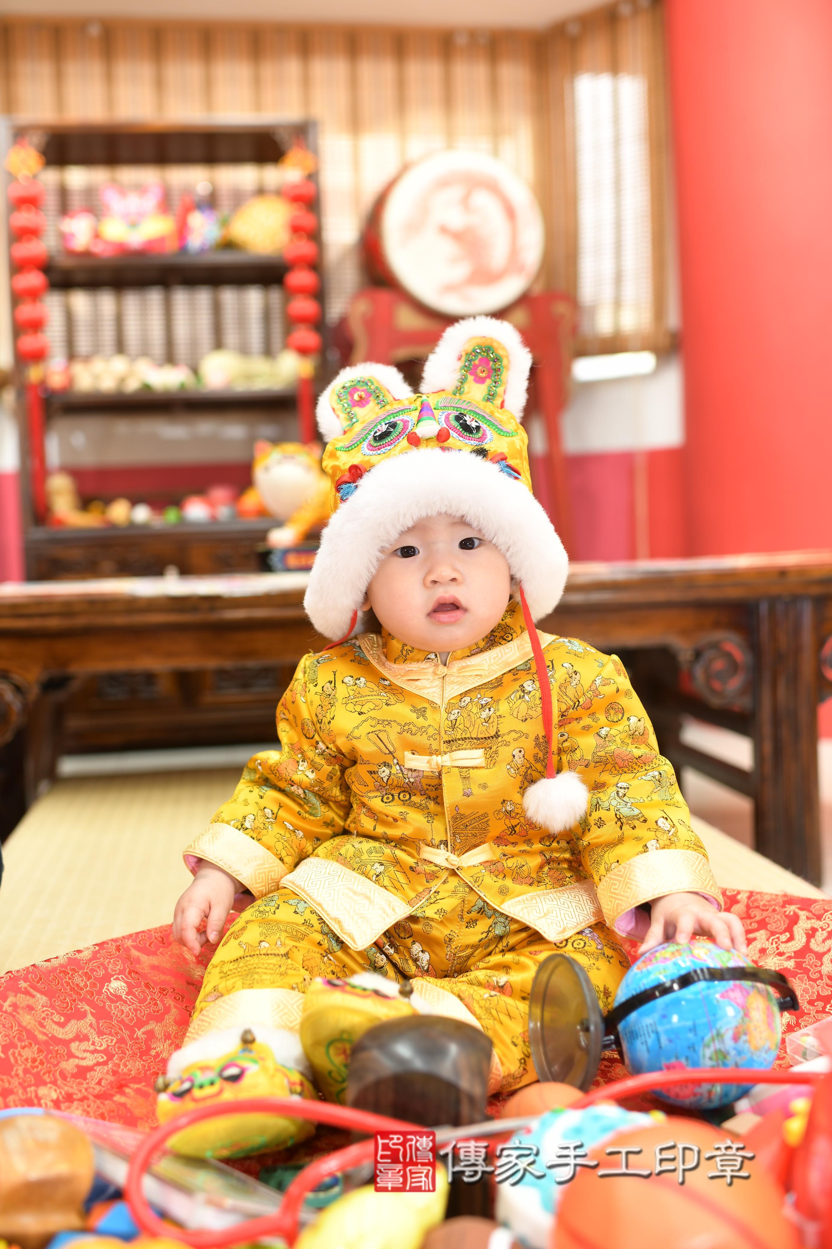 傳家手工印章高雄店、抓周、度脺、中國風會場、傳家嬰兒古禮、吉祥話、抓周道具物品24種、拍照。抓周證書。寶寶抓周、滿周歲、生日快樂、祝福