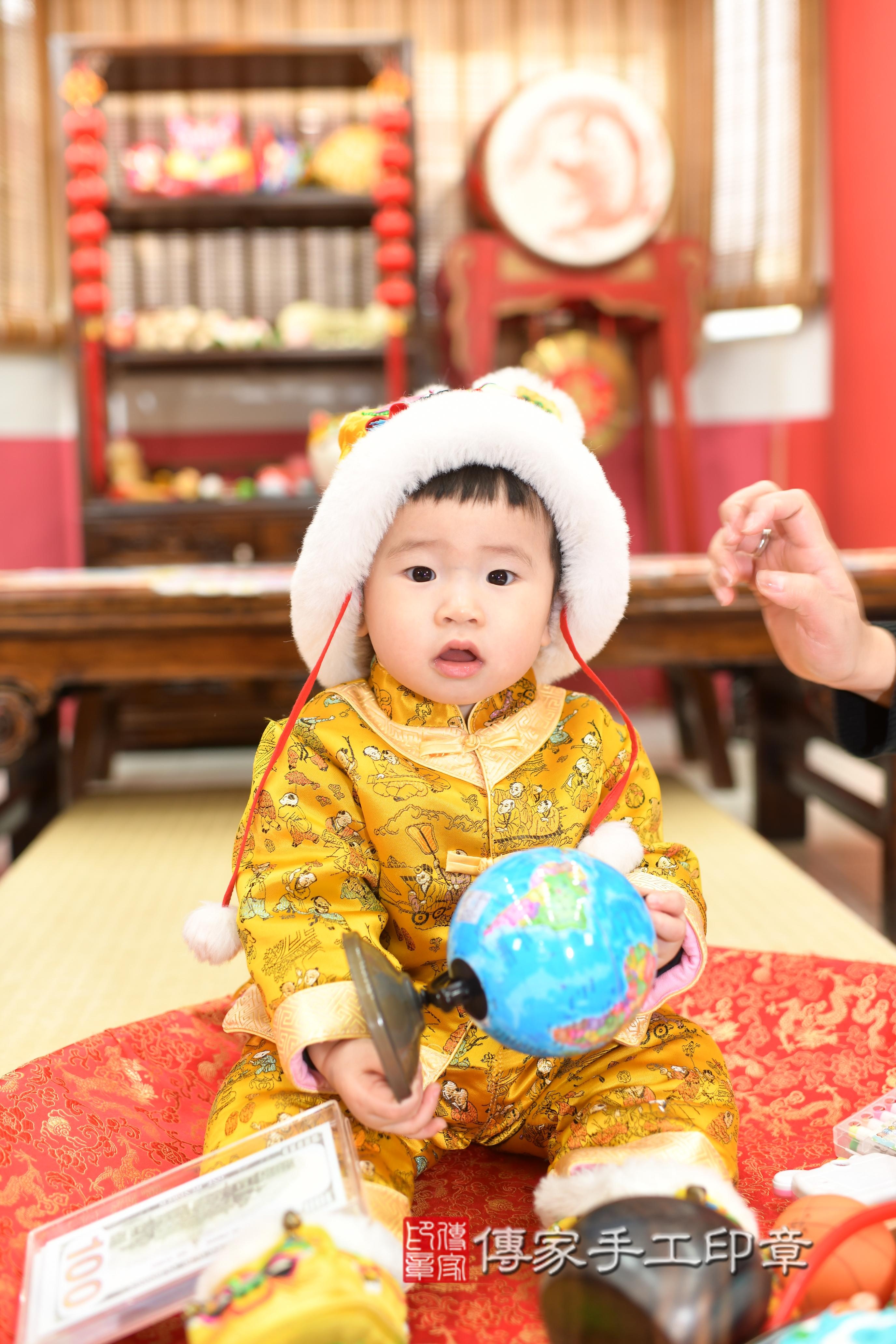 傳家手工印章高雄店、抓周、度脺、中國風會場、傳家嬰兒古禮、吉祥話、抓周道具物品24種、拍照。抓周證書。寶寶抓周、滿周歲、生日快樂、祝福