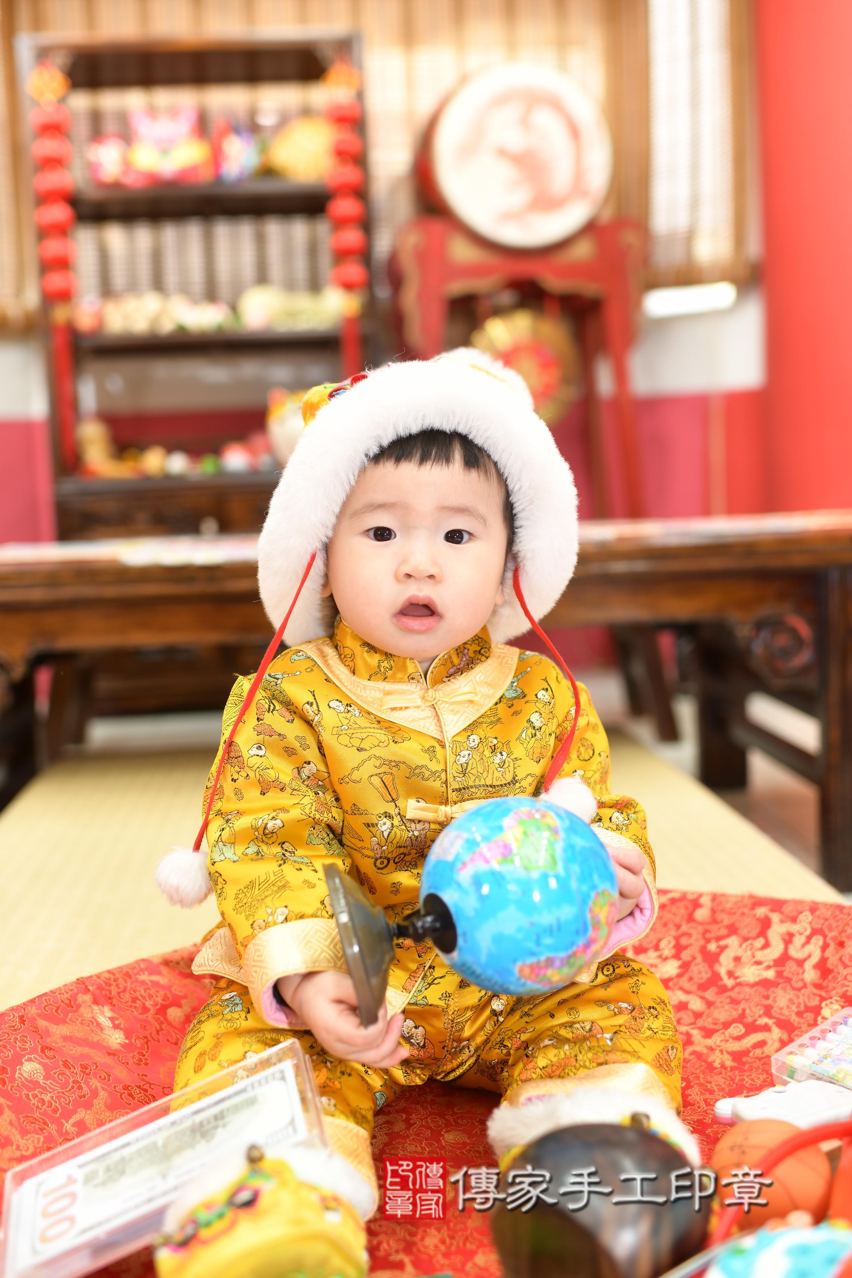 傳家手工印章高雄店、抓周、度脺、中國風會場、傳家嬰兒古禮、吉祥話、抓周道具物品24種、拍照。抓周證書。寶寶抓周、滿周歲、生日快樂、祝福