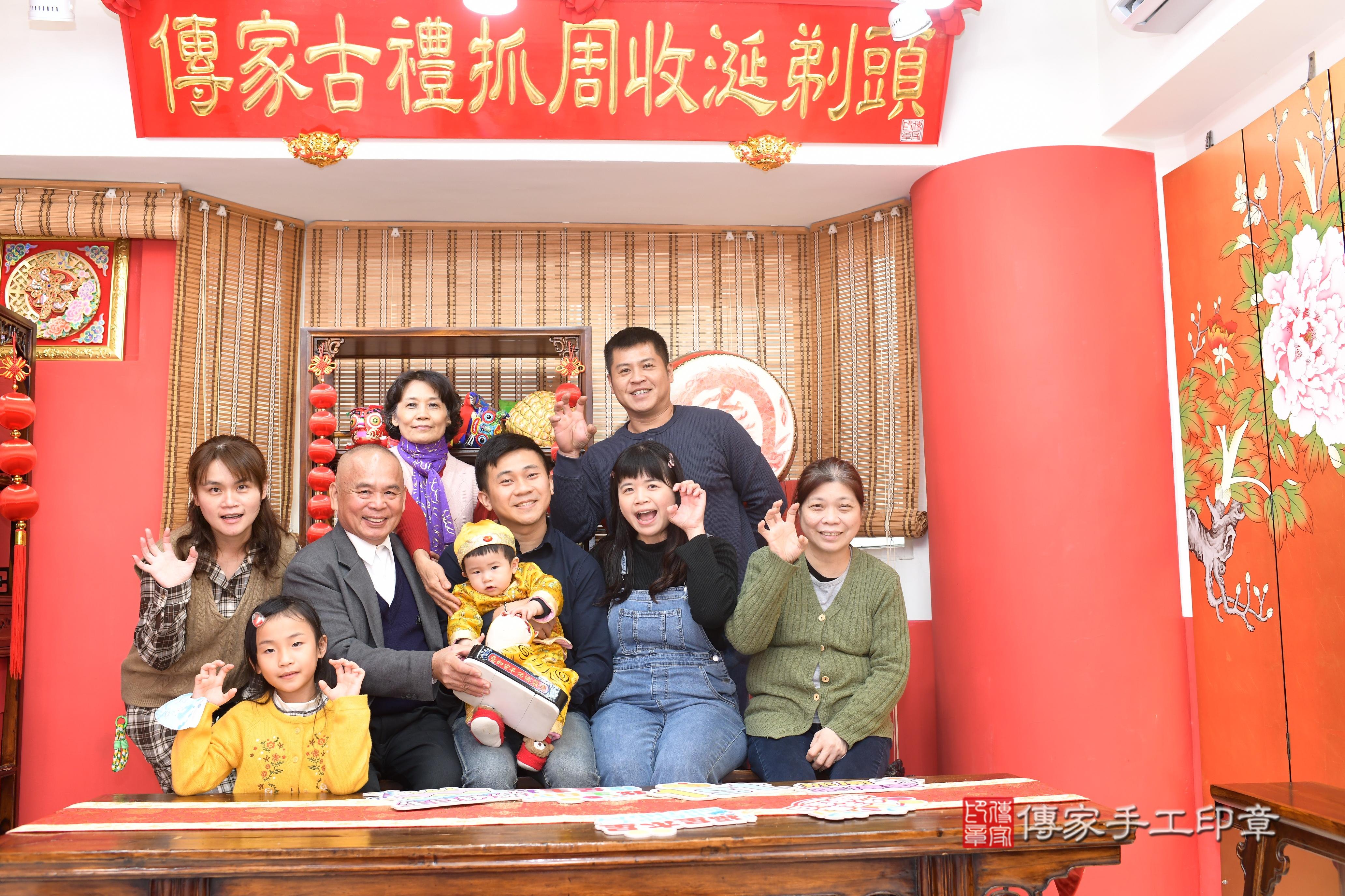 傳家手工印章高雄店、抓周、度脺、中國風會場、傳家嬰兒古禮、吉祥話、抓周道具物品24種、拍照。抓周證書。寶寶抓周、滿周歲、生日快樂、祝福