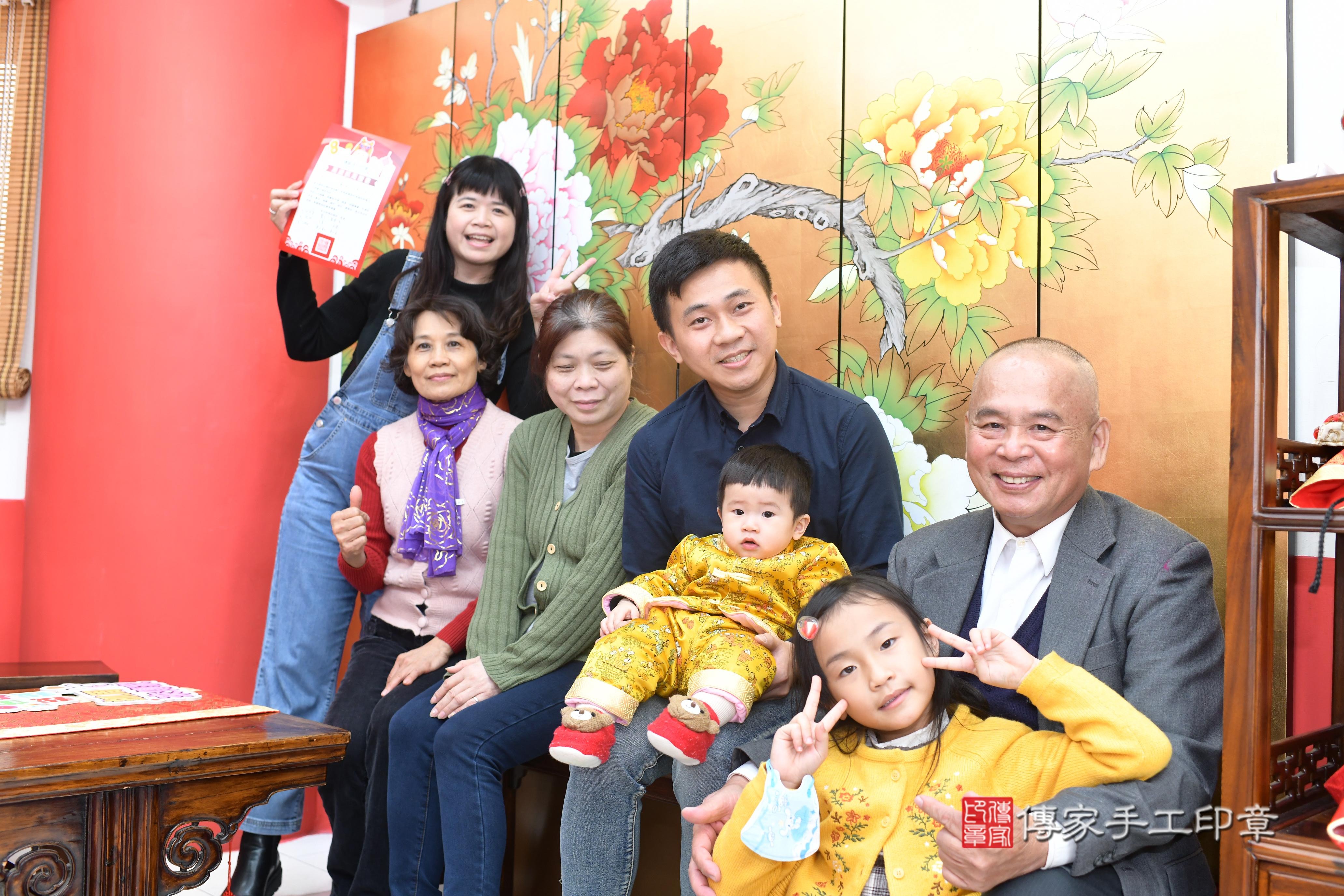 傳家手工印章高雄店、抓周、度脺、中國風會場、傳家嬰兒古禮、吉祥話、抓周道具物品24種、拍照。抓周證書。寶寶抓周、滿周歲、生日快樂、祝福