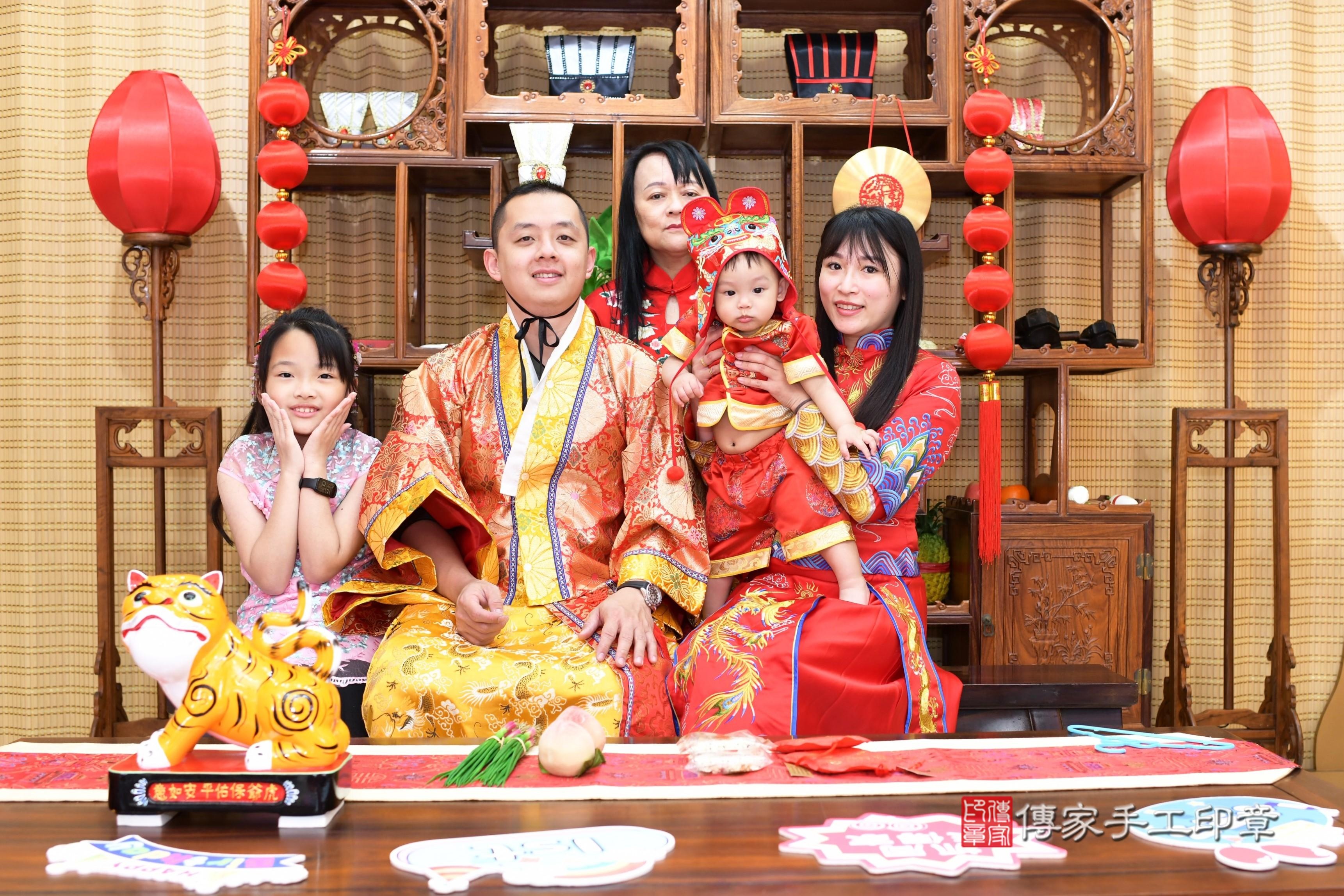 傳家手工印章台南店、抓周、度脺、中國風會場、傳家嬰兒古禮、吉祥話、抓周道具物品24種、拍照。抓周證書。寶寶抓周、滿周歲、生日快樂、祝福