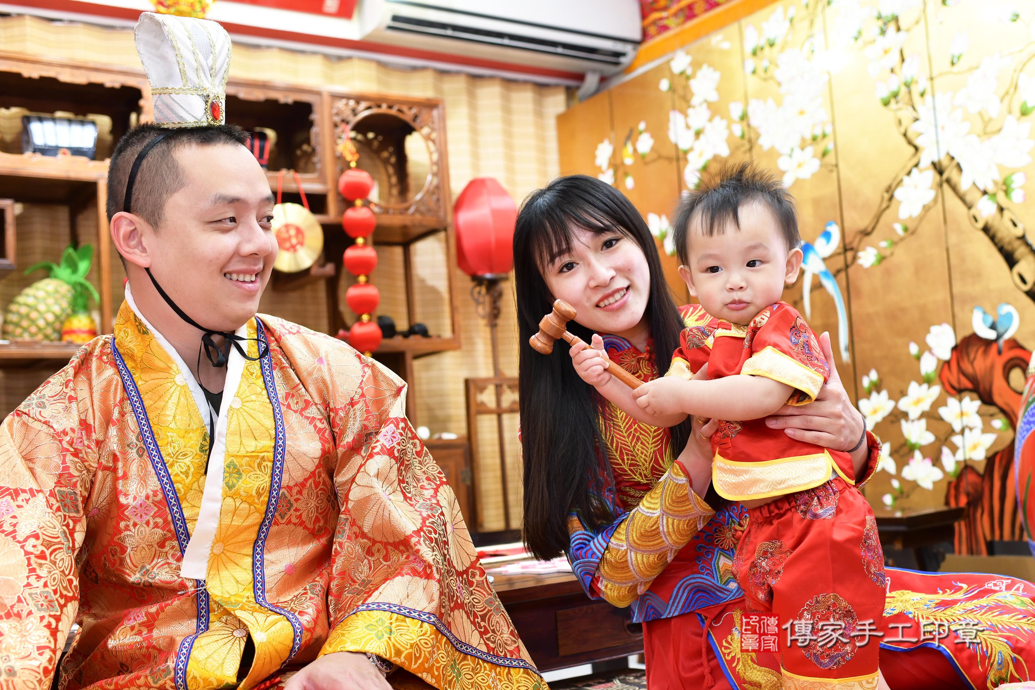 傳家手工印章台南店、抓周、度脺、中國風會場、傳家嬰兒古禮、吉祥話、抓周道具物品24種、拍照。抓周證書。寶寶抓周、滿周歲、生日快樂、祝福