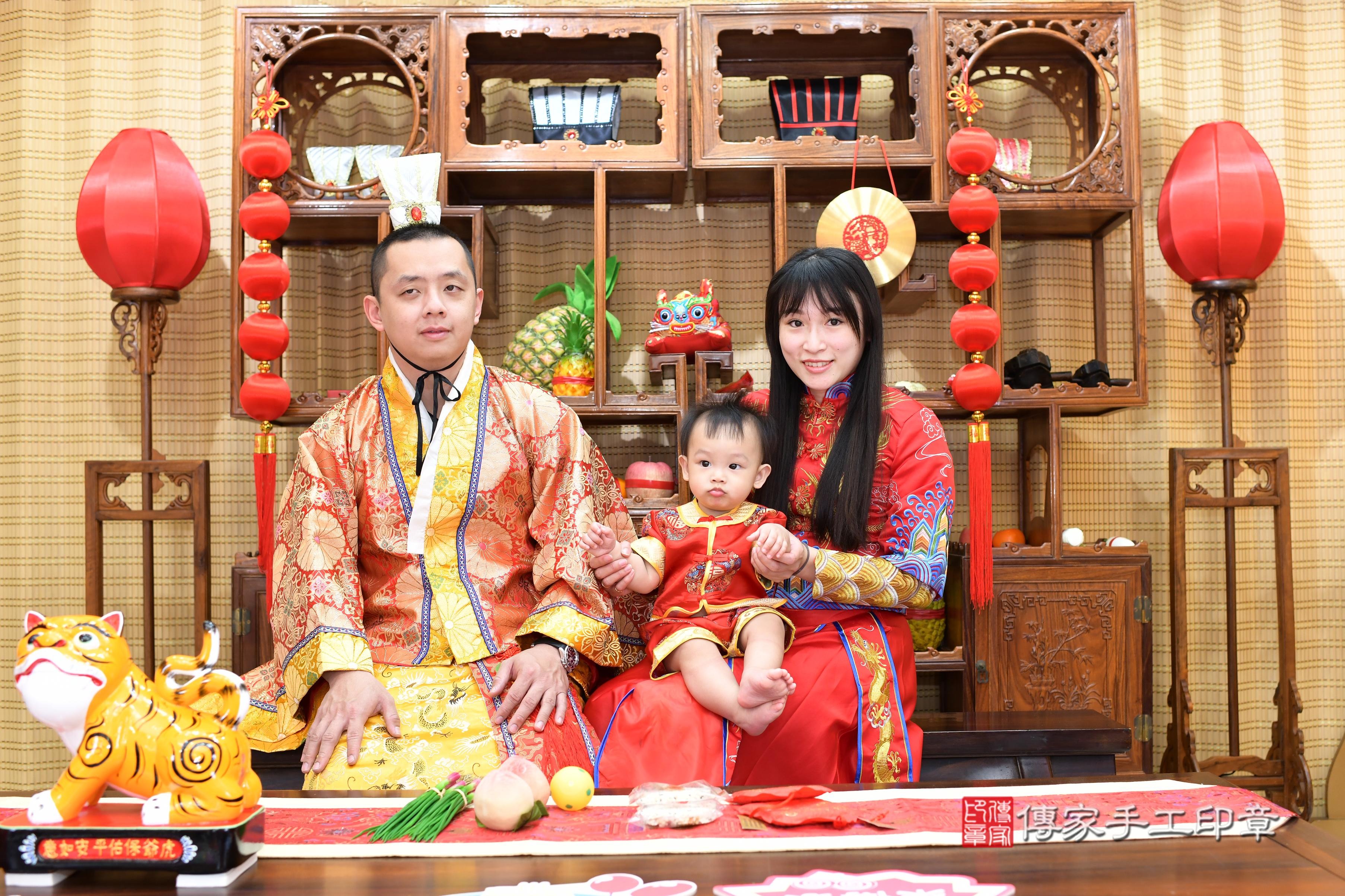 傳家手工印章台南店、抓周、度脺、中國風會場、傳家嬰兒古禮、吉祥話、抓周道具物品24種、拍照。抓周證書。寶寶抓周、滿周歲、生日快樂、祝福