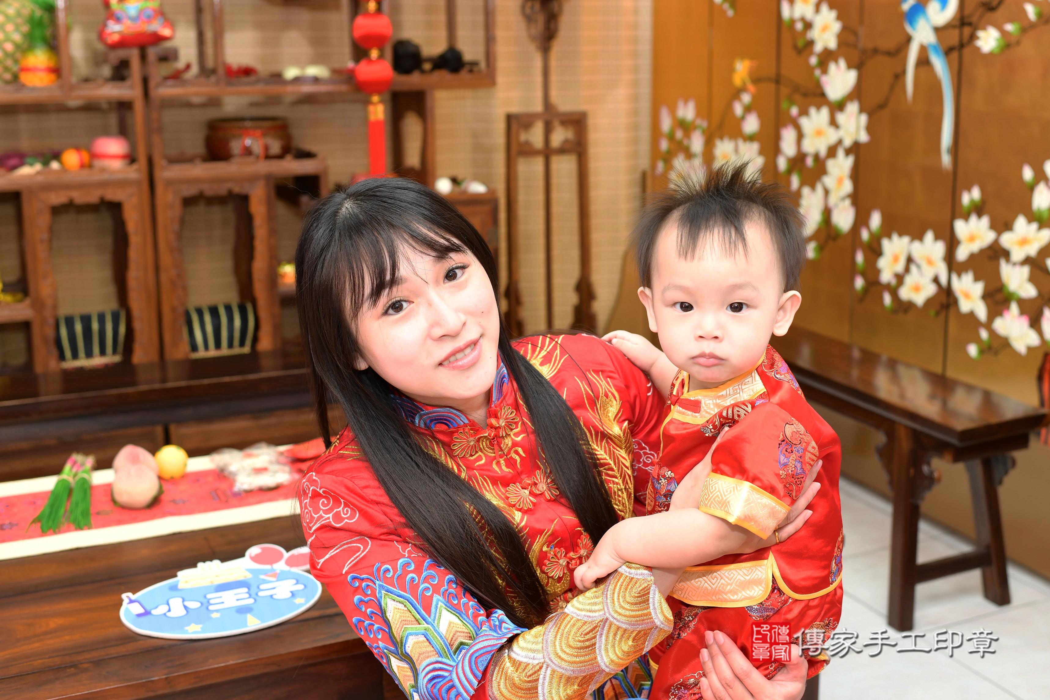 傳家手工印章台南店、抓周、度脺、中國風會場、傳家嬰兒古禮、吉祥話、抓周道具物品24種、拍照。抓周證書。寶寶抓周、滿周歲、生日快樂、祝福