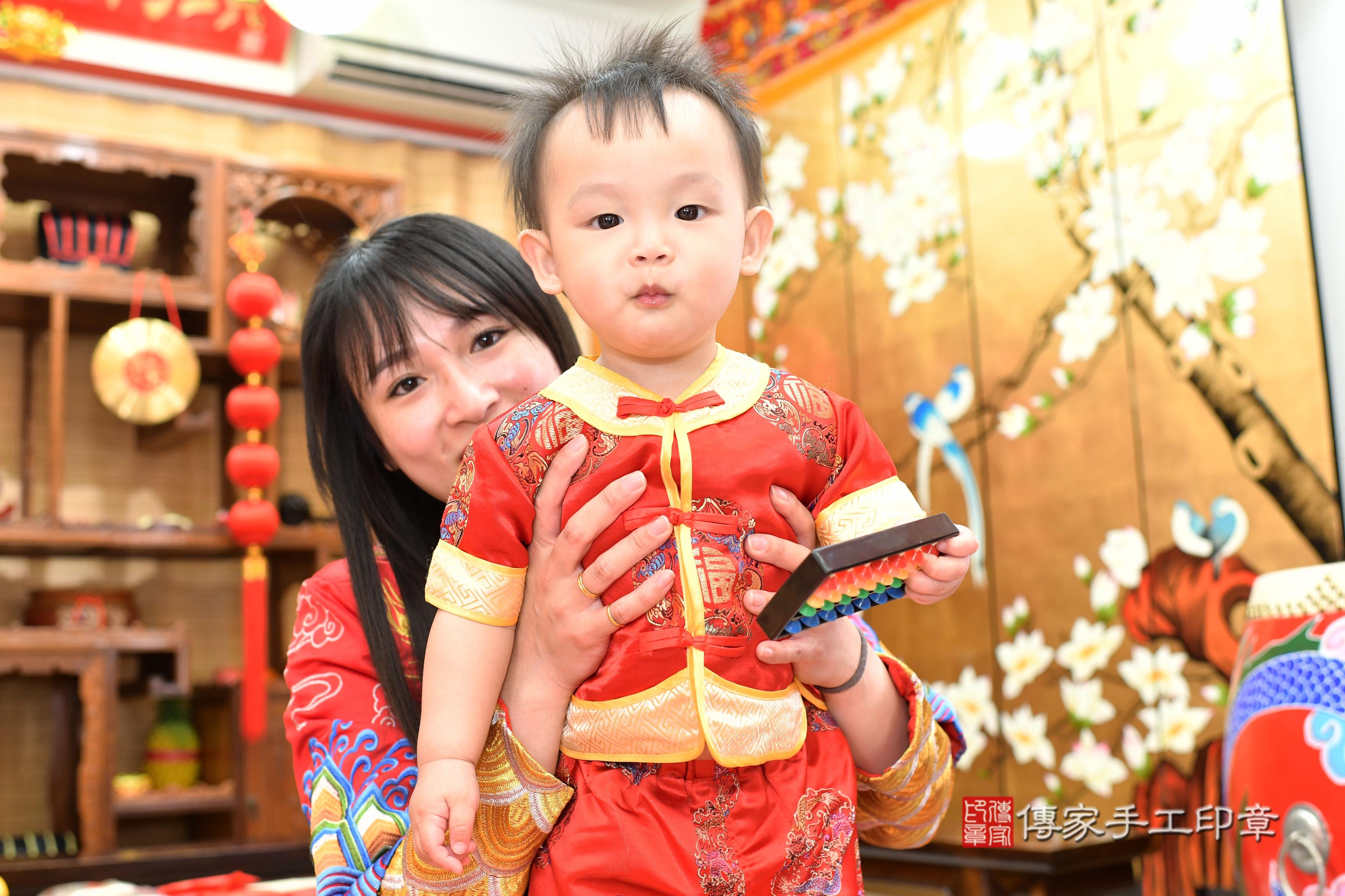 傳家手工印章台南店、抓周、度脺、中國風會場、傳家嬰兒古禮、吉祥話、抓周道具物品24種、拍照。抓周證書。寶寶抓周、滿周歲、生日快樂、祝福