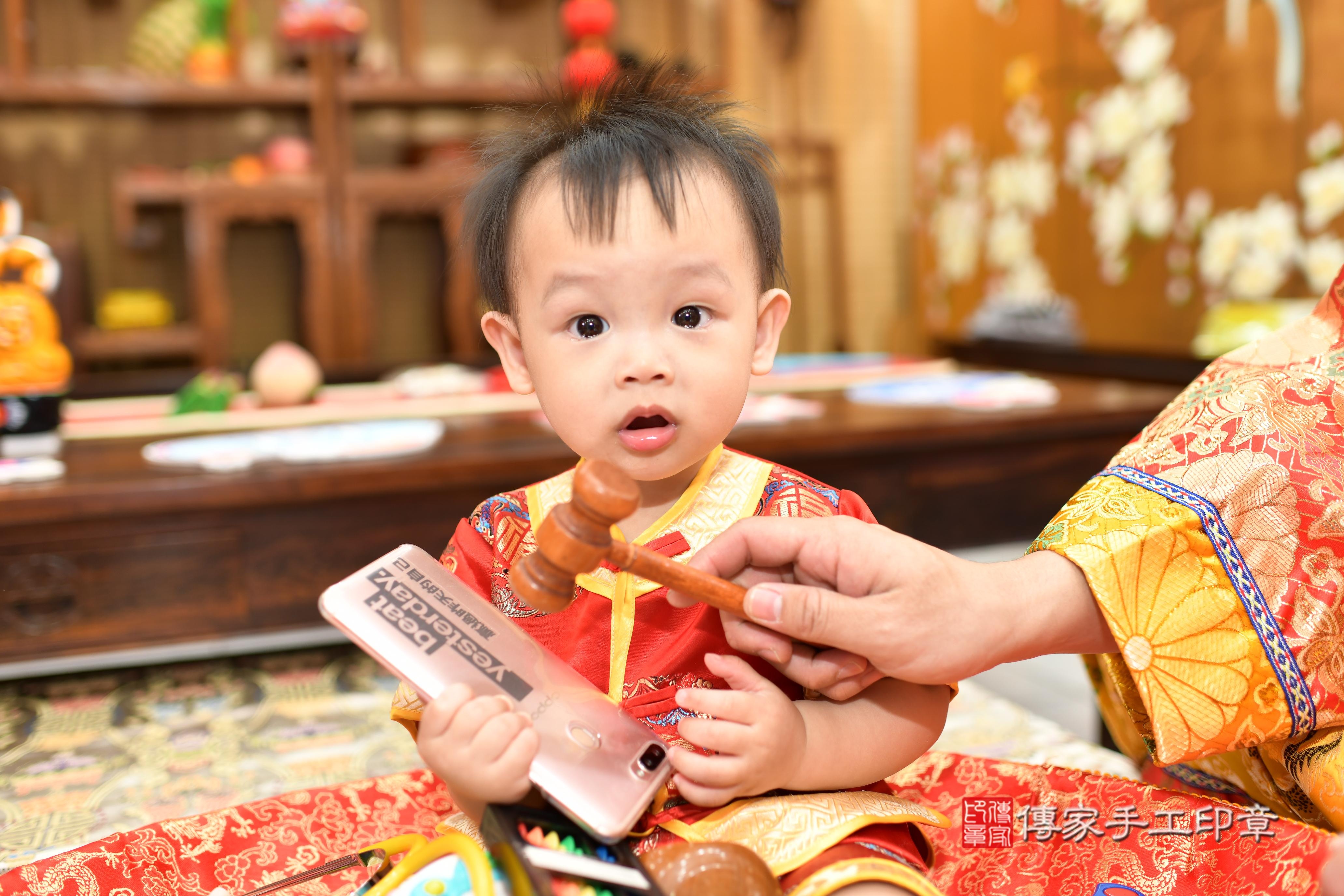 傳家手工印章台南店、抓周、度脺、中國風會場、傳家嬰兒古禮、吉祥話、抓周道具物品24種、拍照。抓周證書。寶寶抓周、滿周歲、生日快樂、祝福