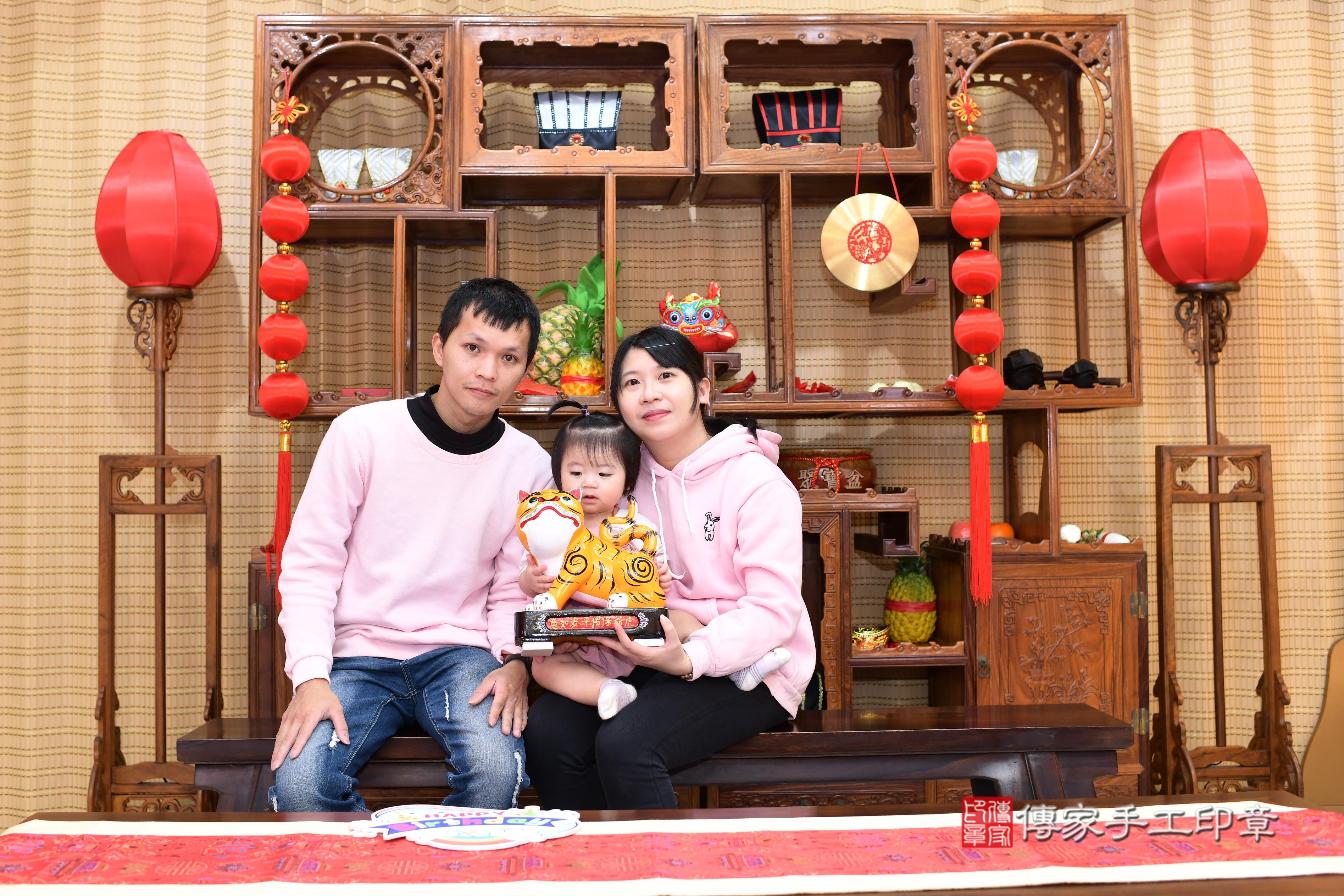 傳家手工印章台南店、抓周、度脺、中國風會場、傳家嬰兒古禮、吉祥話、抓周道具物品24種、拍照。抓周證書。寶寶抓周、滿周歲、生日快樂、祝福