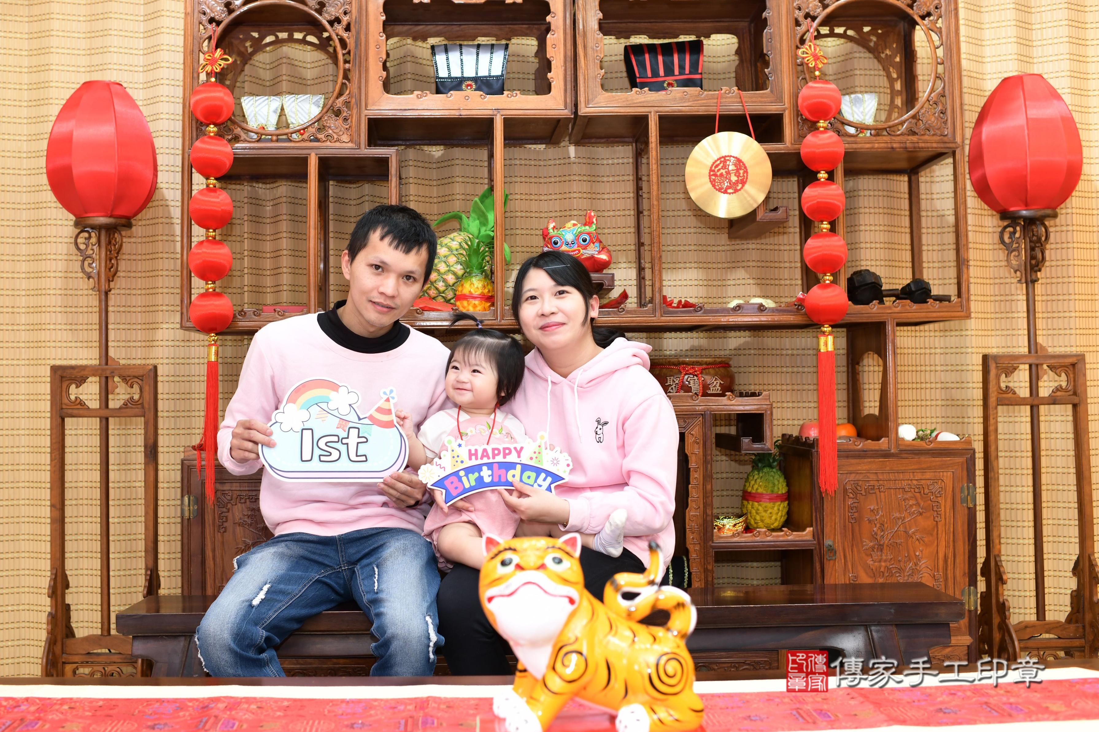 傳家手工印章台南店、抓周、度脺、中國風會場、傳家嬰兒古禮、吉祥話、抓周道具物品24種、拍照。抓周證書。寶寶抓周、滿周歲、生日快樂、祝福