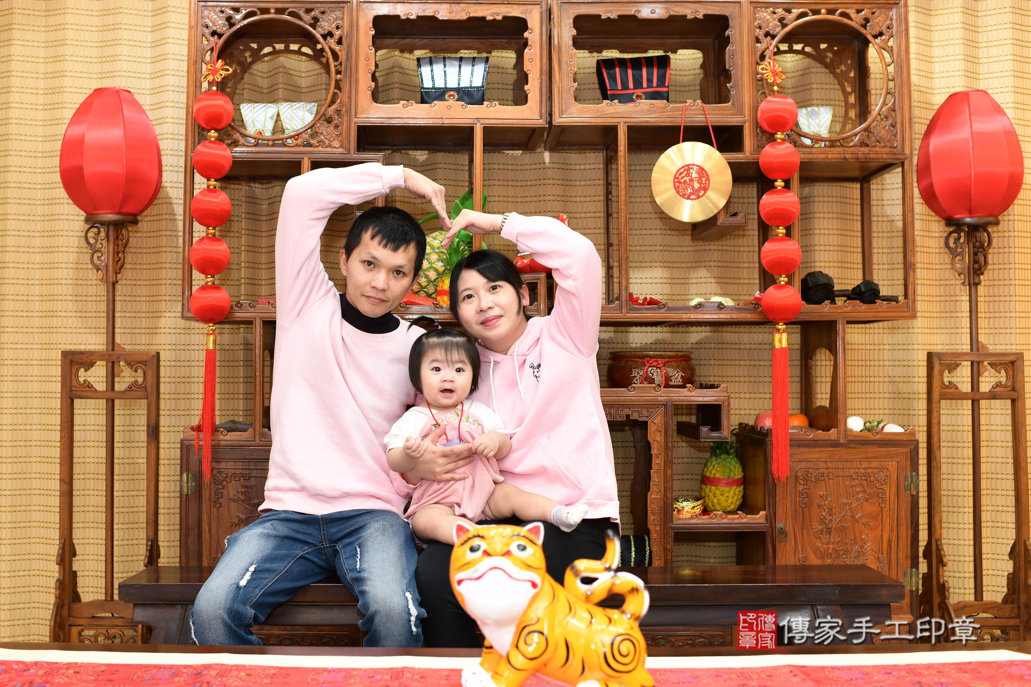 傳家手工印章台南店、抓周、度脺、中國風會場、傳家嬰兒古禮、吉祥話、抓周道具物品24種、拍照。抓周證書。寶寶抓周、滿周歲、生日快樂、祝福