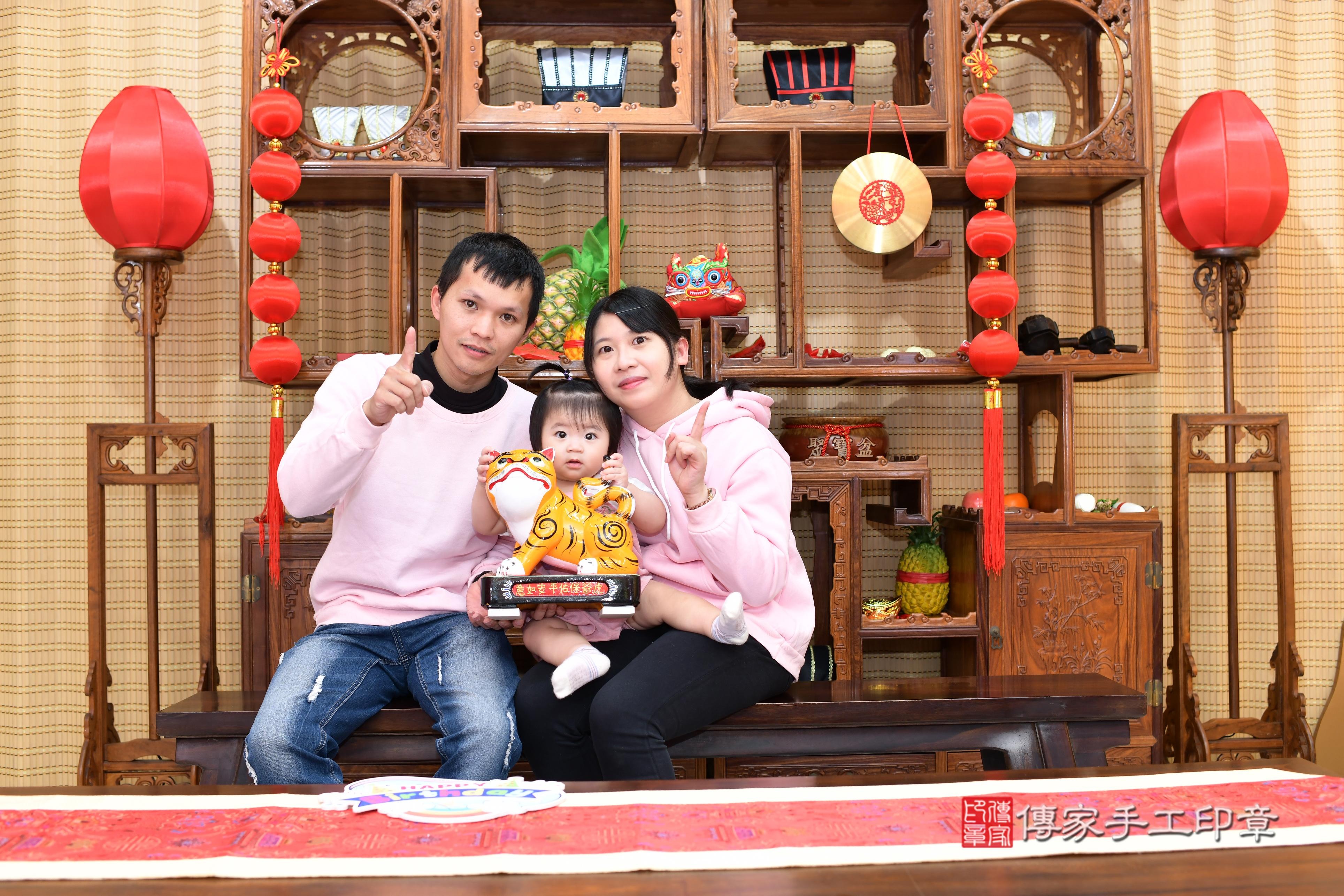 傳家手工印章台南店、抓周、度脺、中國風會場、傳家嬰兒古禮、吉祥話、抓周道具物品24種、拍照。抓周證書。寶寶抓周、滿周歲、生日快樂、祝福
