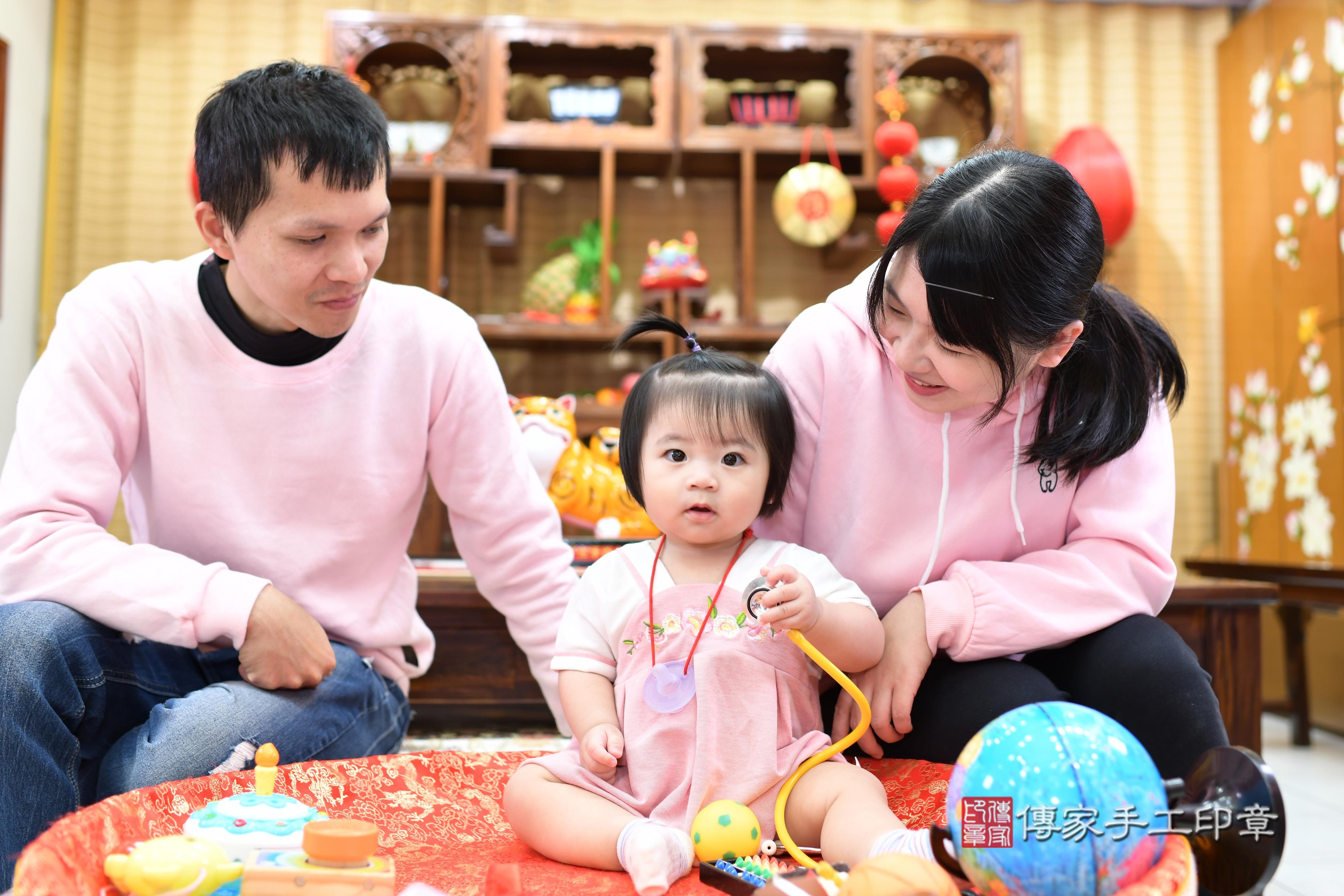 傳家手工印章台南店、抓周、度脺、中國風會場、傳家嬰兒古禮、吉祥話、抓周道具物品24種、拍照。抓周證書。寶寶抓周、滿周歲、生日快樂、祝福