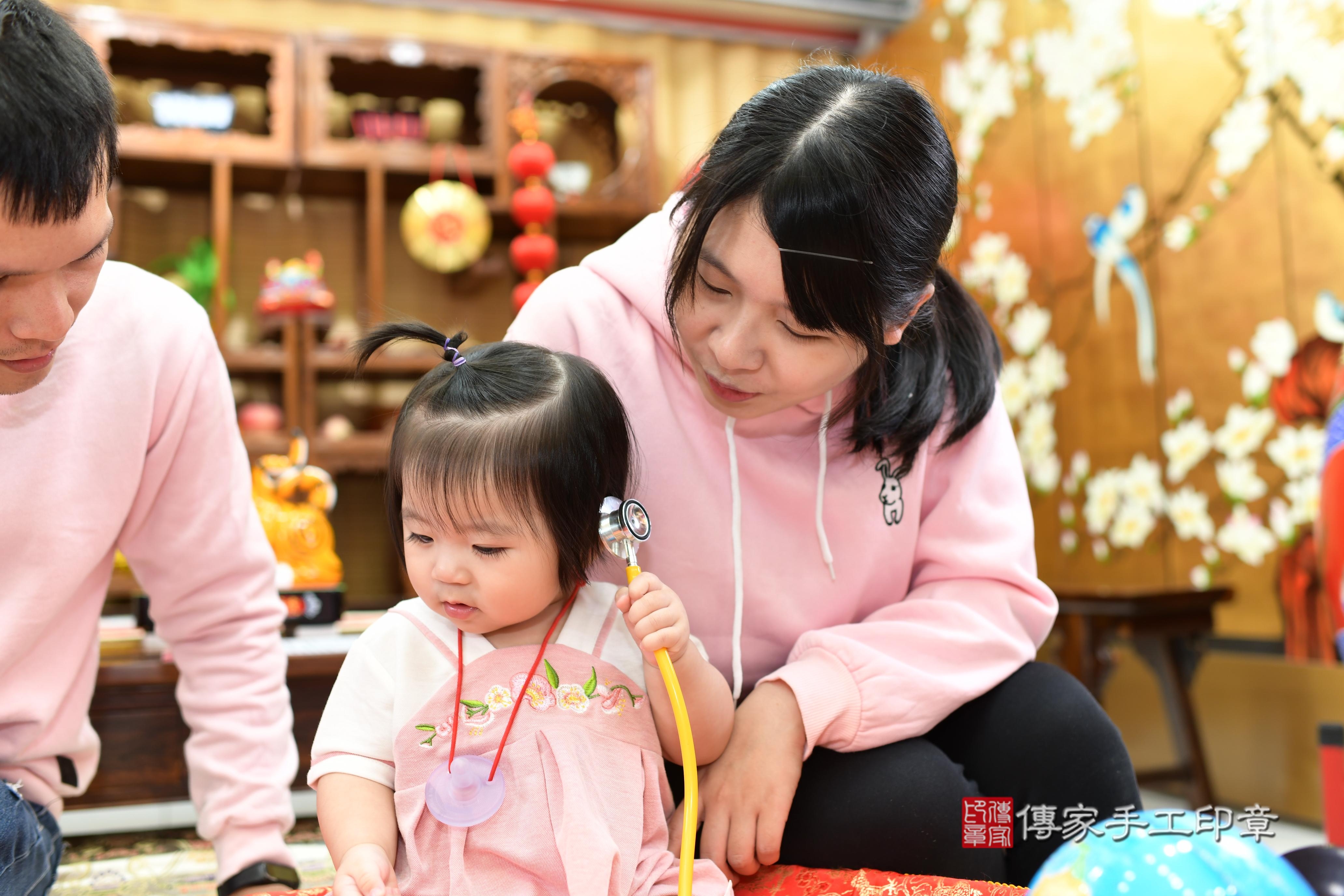 傳家手工印章台南店、抓周、度脺、中國風會場、傳家嬰兒古禮、吉祥話、抓周道具物品24種、拍照。抓周證書。寶寶抓周、滿周歲、生日快樂、祝福
