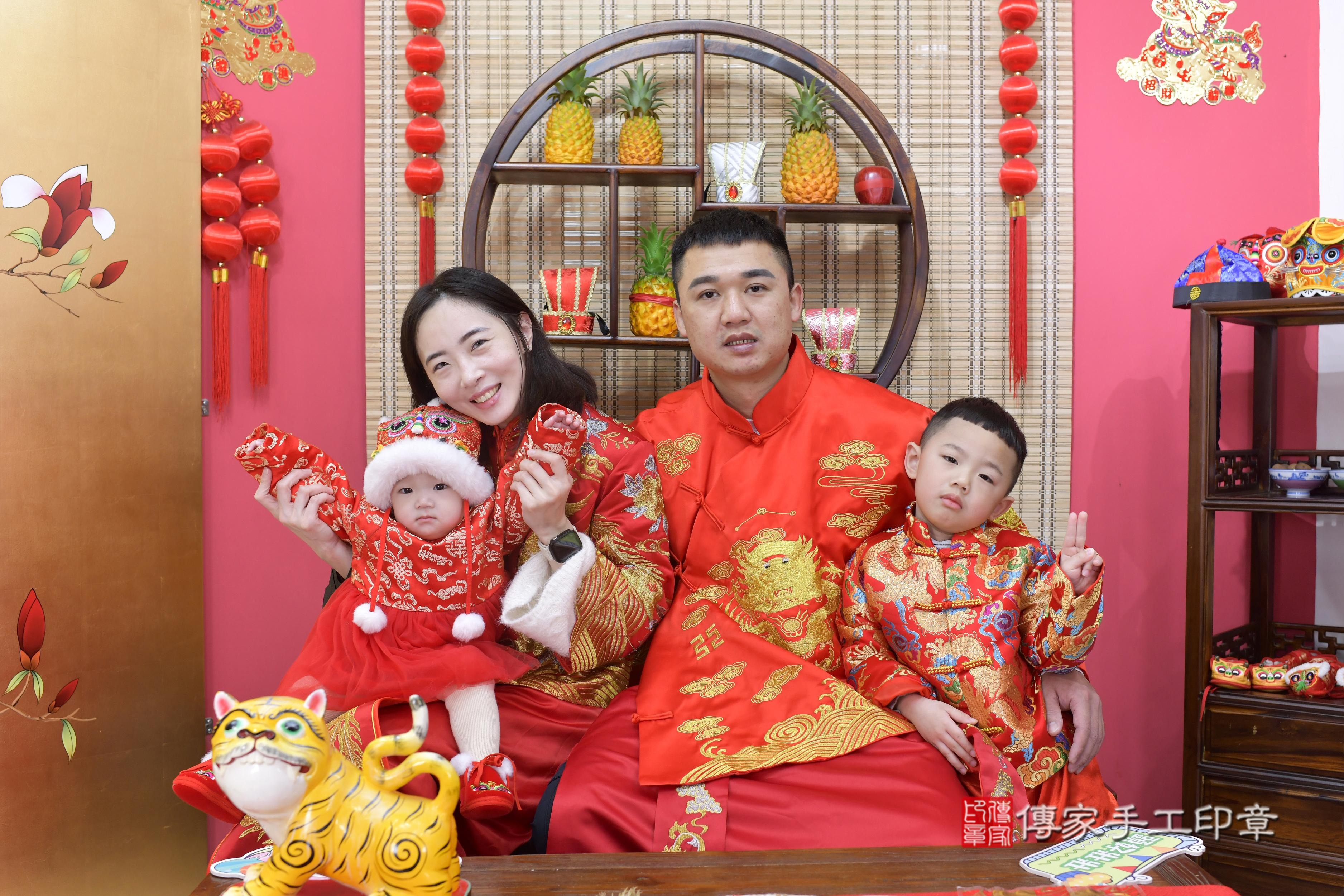 傳家手工印章新竹店、抓周、度脺、中國風會場、傳家嬰兒古禮、吉祥話、抓周道具物品24種、拍照。抓周證書。寶寶抓周、滿周歲、生日快樂、祝福