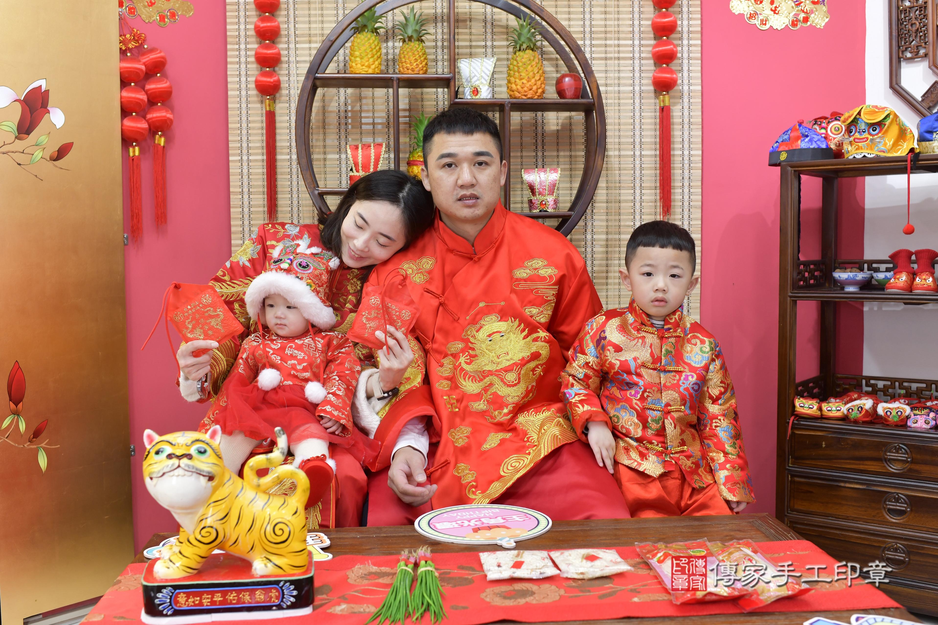 傳家手工印章新竹店、抓周、度脺、中國風會場、傳家嬰兒古禮、吉祥話、抓周道具物品24種、拍照。抓周證書。寶寶抓周、滿周歲、生日快樂、祝福