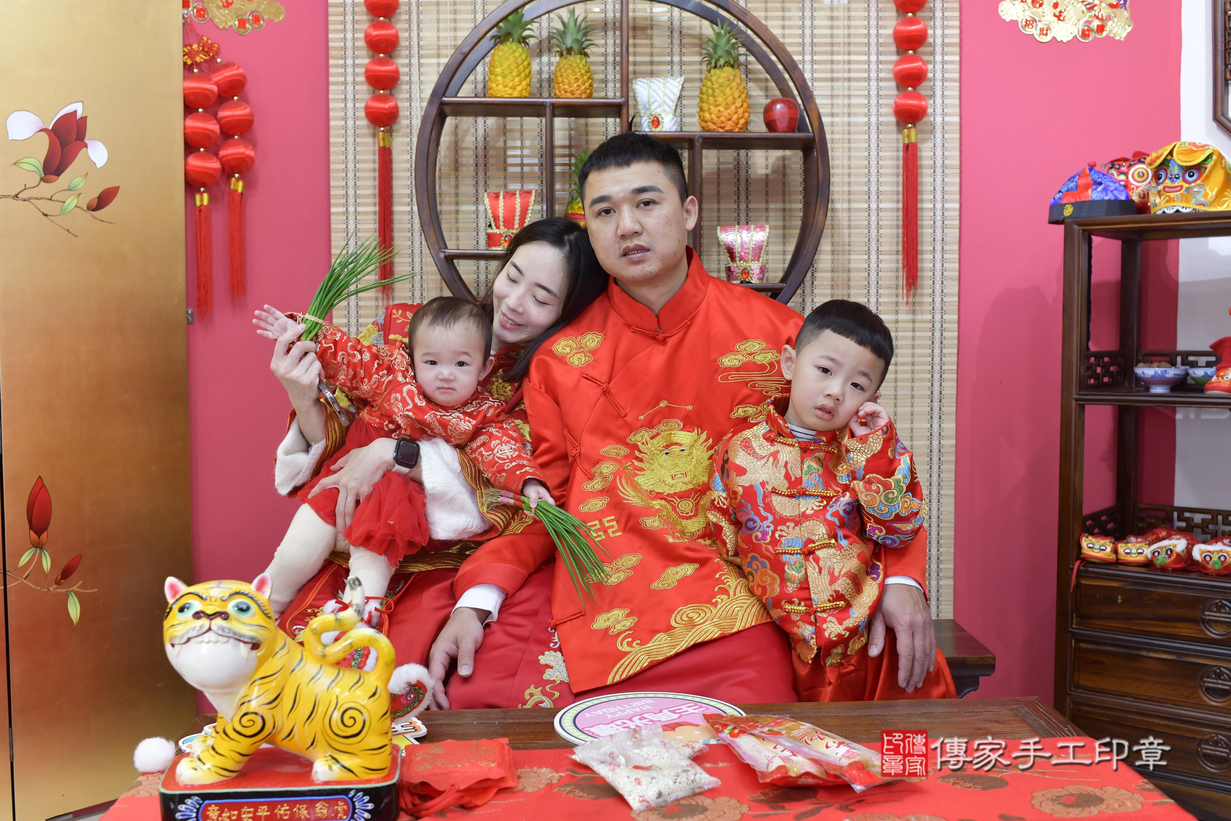 傳家手工印章新竹店、抓周、度脺、中國風會場、傳家嬰兒古禮、吉祥話、抓周道具物品24種、拍照。抓周證書。寶寶抓周、滿周歲、生日快樂、祝福
