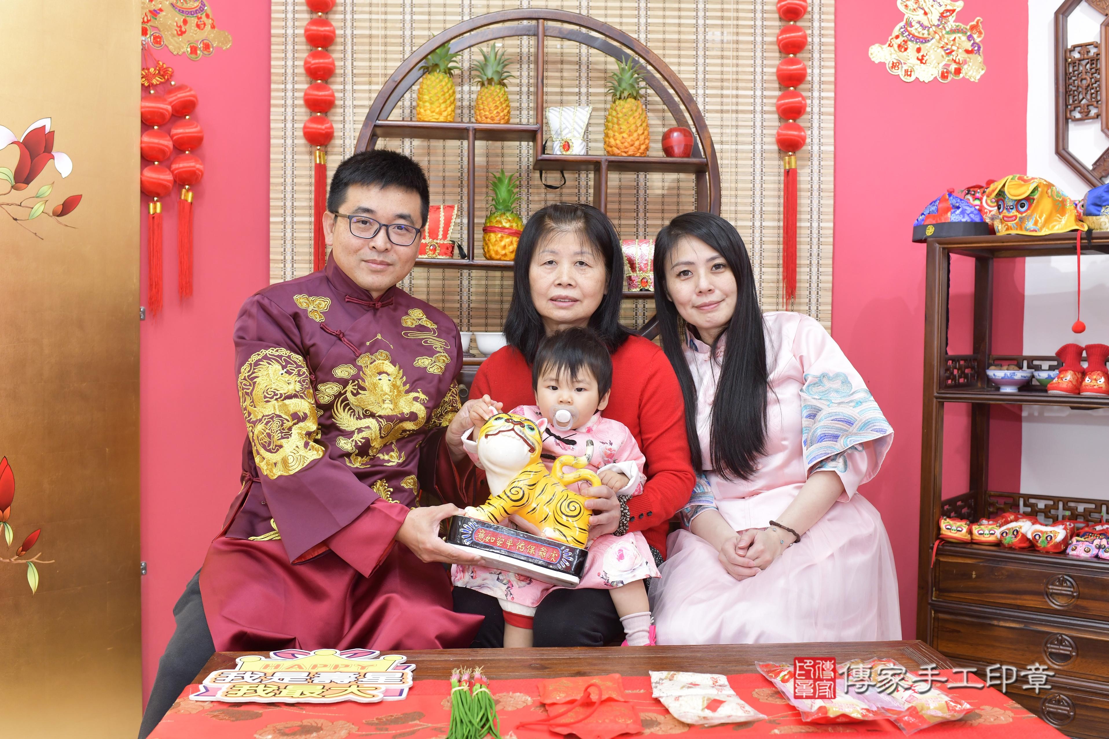 傳家手工印章新竹店、抓周、度脺、中國風會場、傳家嬰兒古禮、吉祥話、抓周道具物品24種、拍照。抓周證書。寶寶抓周、滿周歲、生日快樂、祝福