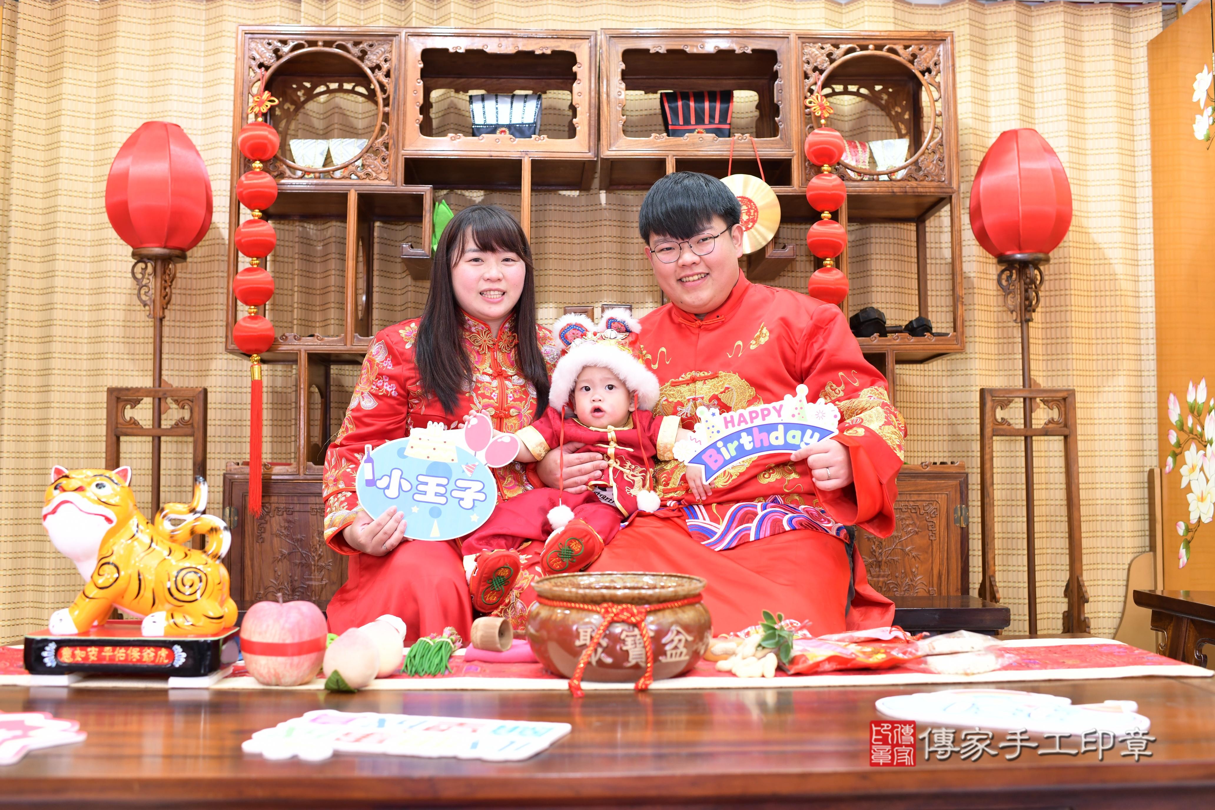 傳家手工印章台南店、抓周、度脺、中國風會場、傳家嬰兒古禮、吉祥話、抓周道具物品24種、拍照。抓周證書。寶寶抓周、滿周歲、生日快樂、祝福