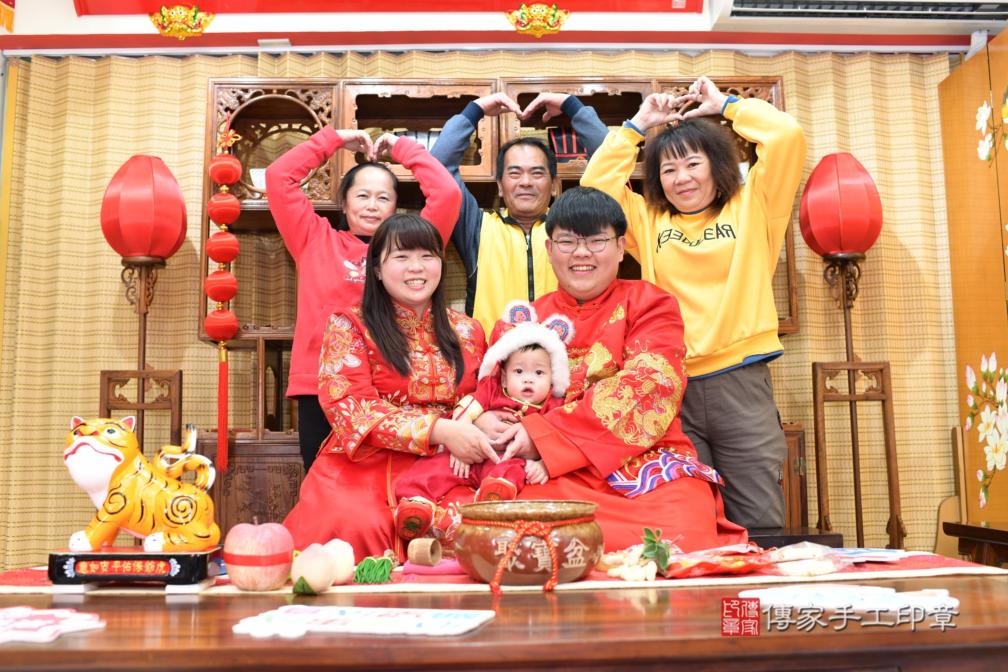傳家手工印章台南店、抓周、度脺、中國風會場、傳家嬰兒古禮、吉祥話、抓周道具物品24種、拍照。抓周證書。寶寶抓周、滿周歲、生日快樂、祝福