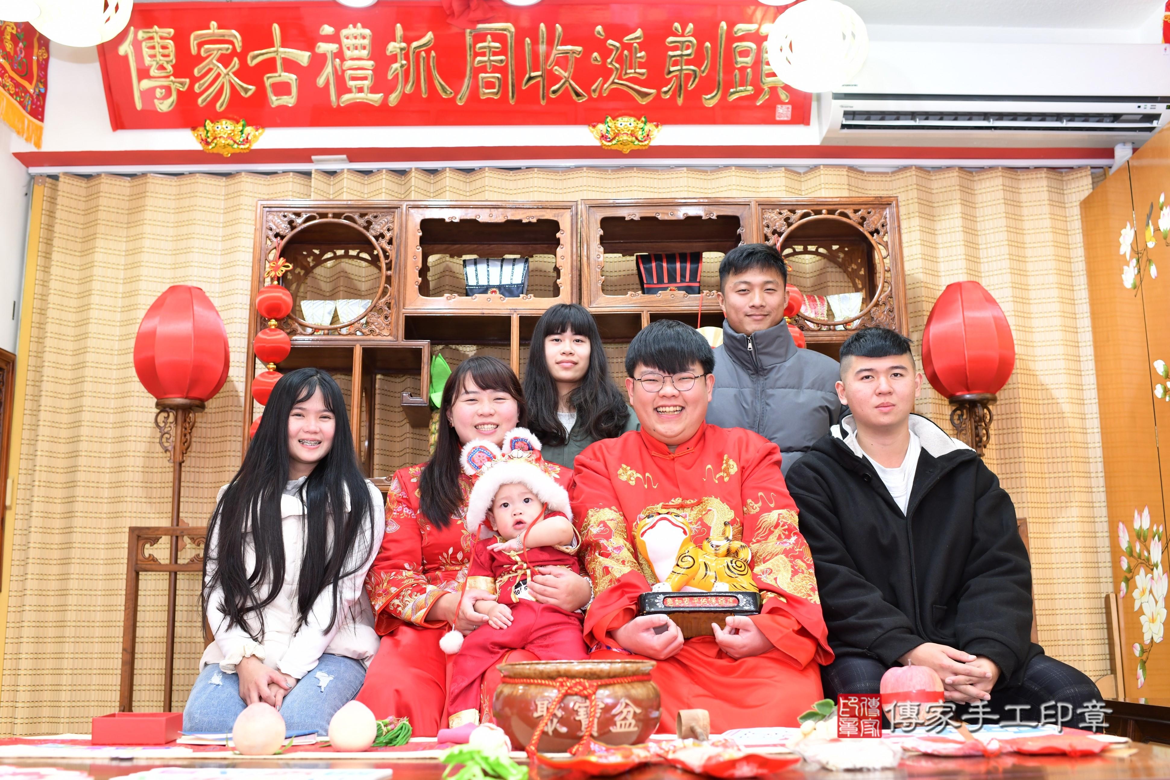 傳家手工印章台南店、抓周、度脺、中國風會場、傳家嬰兒古禮、吉祥話、抓周道具物品24種、拍照。抓周證書。寶寶抓周、滿周歲、生日快樂、祝福