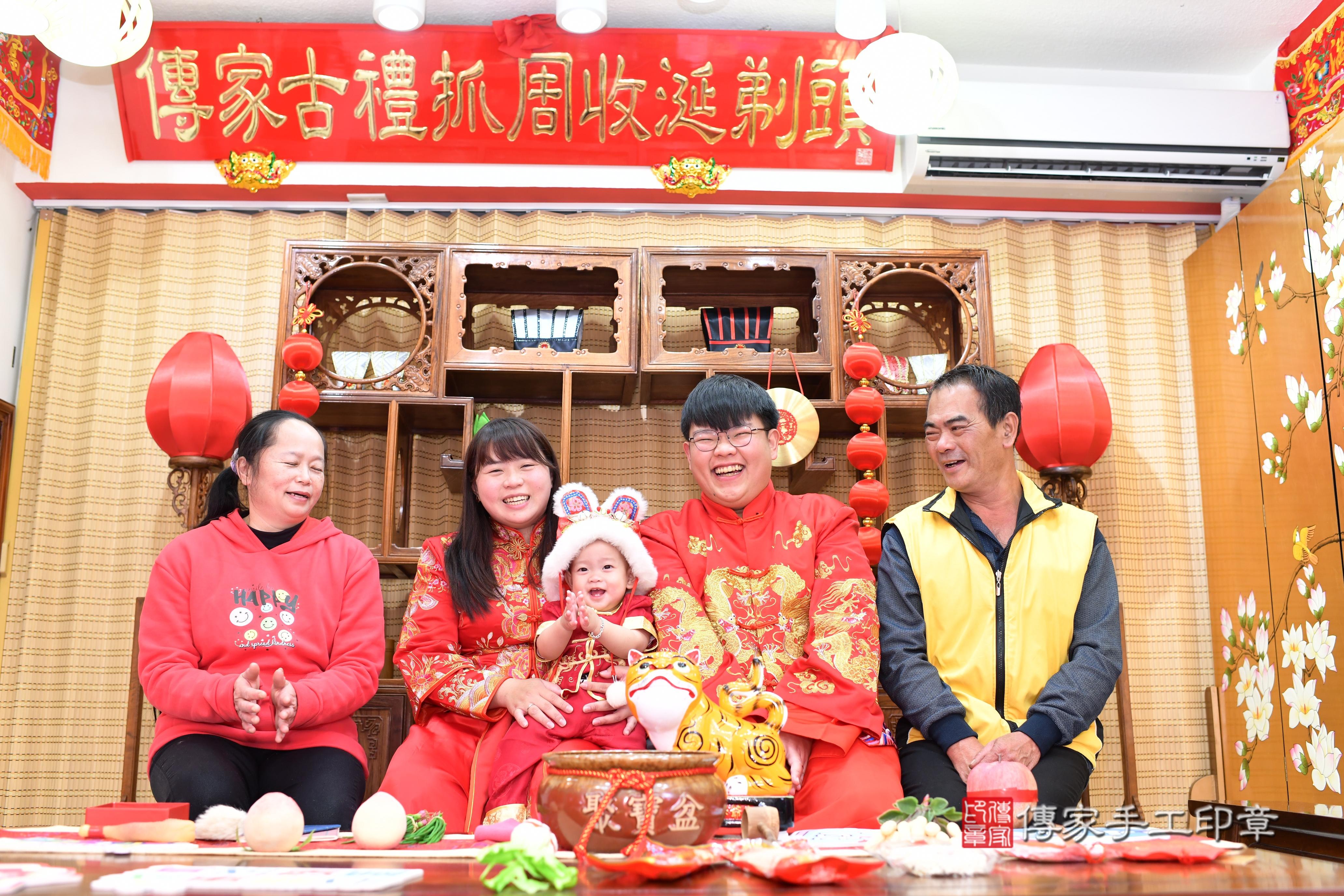傳家手工印章台南店、抓周、度脺、中國風會場、傳家嬰兒古禮、吉祥話、抓周道具物品24種、拍照。抓周證書。寶寶抓周、滿周歲、生日快樂、祝福