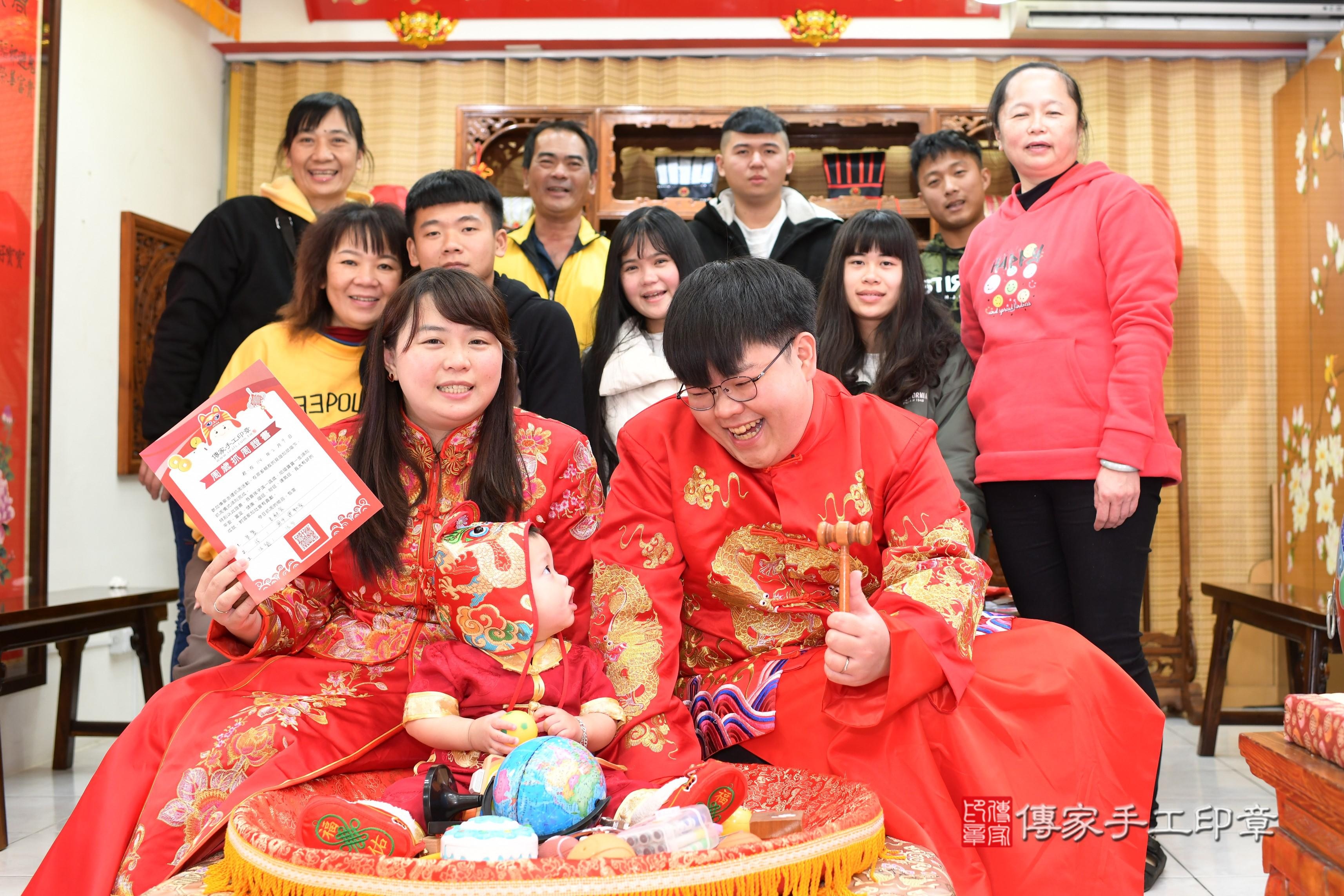 傳家手工印章台南店、抓周、度脺、中國風會場、傳家嬰兒古禮、吉祥話、抓周道具物品24種、拍照。抓周證書。寶寶抓周、滿周歲、生日快樂、祝福