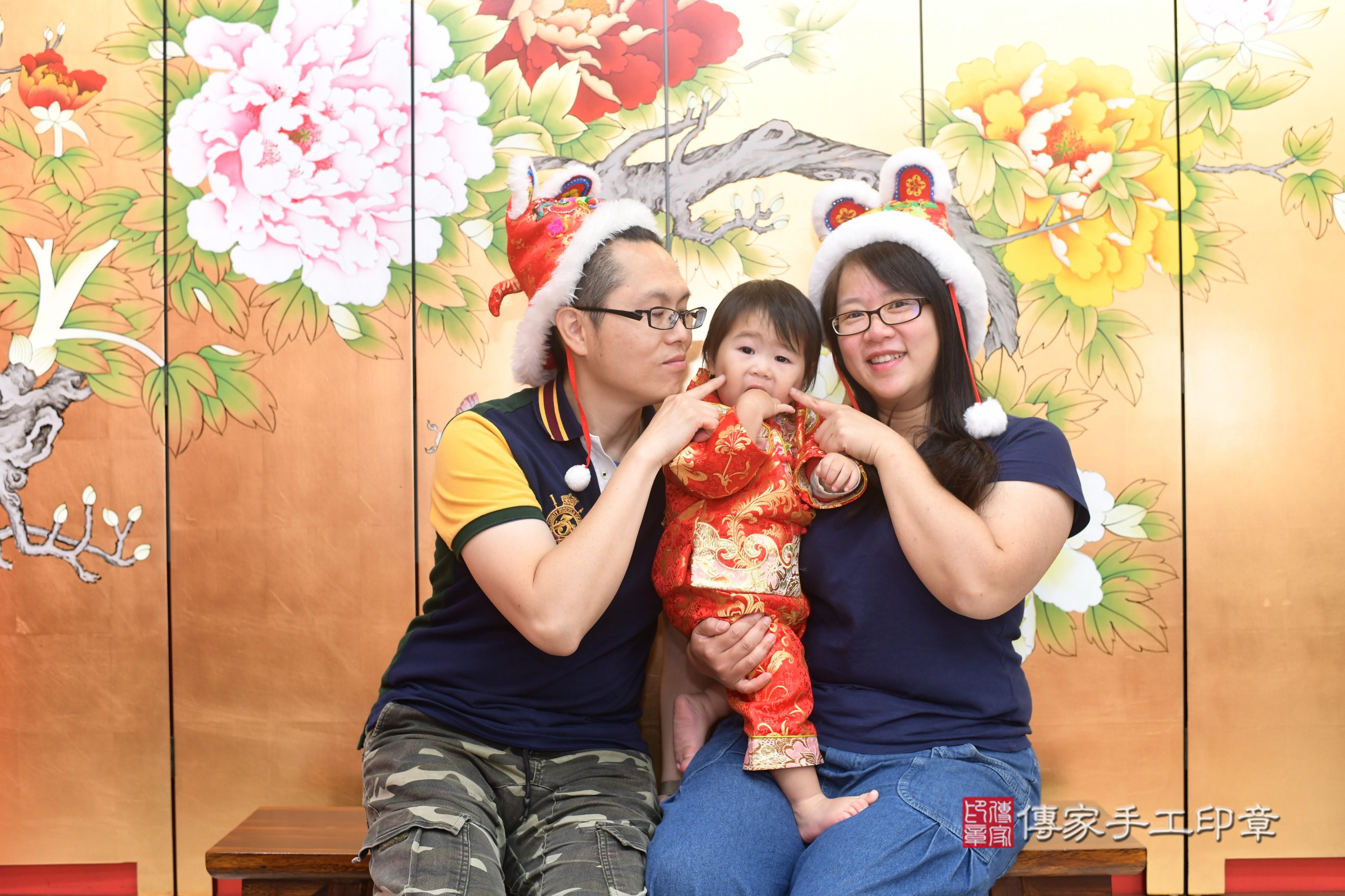 傳家手工印章高雄店、抓周、度脺、中國風會場、傳家嬰兒古禮、吉祥話、抓周道具物品24種、拍照。抓周證書。寶寶抓周、滿周歲、生日快樂、祝福