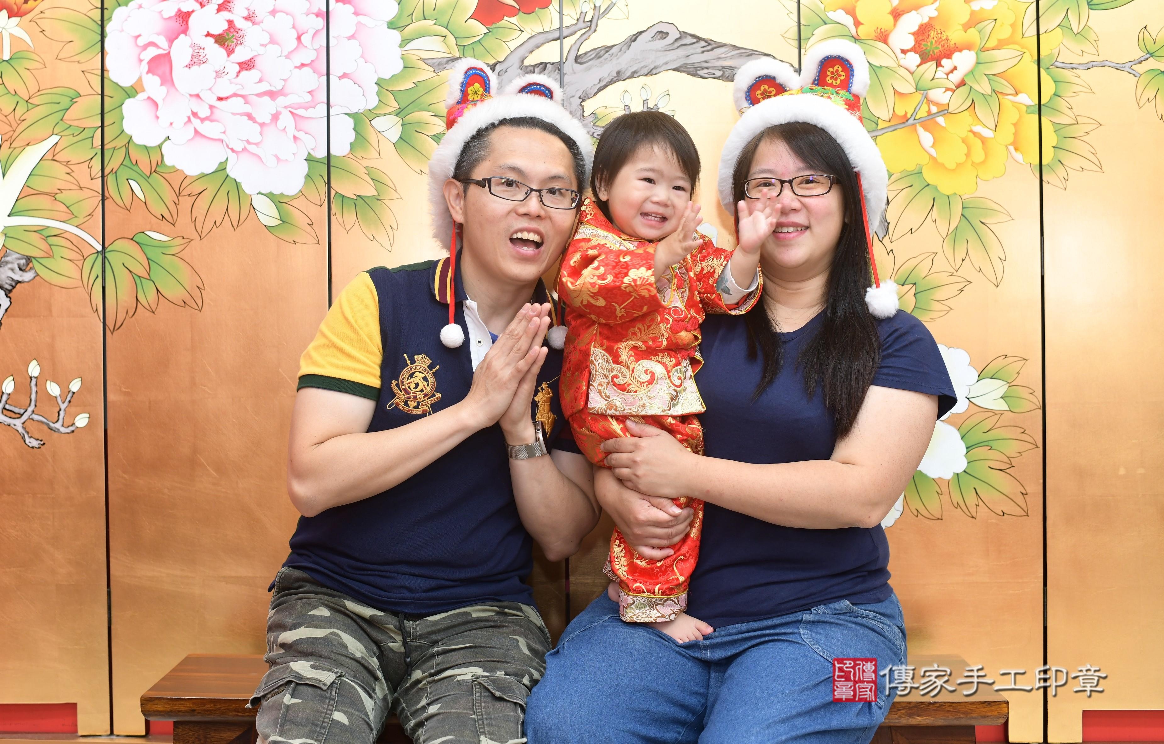 傳家手工印章高雄店、抓周、度脺、中國風會場、傳家嬰兒古禮、吉祥話、抓周道具物品24種、拍照。抓周證書。寶寶抓周、滿周歲、生日快樂、祝福