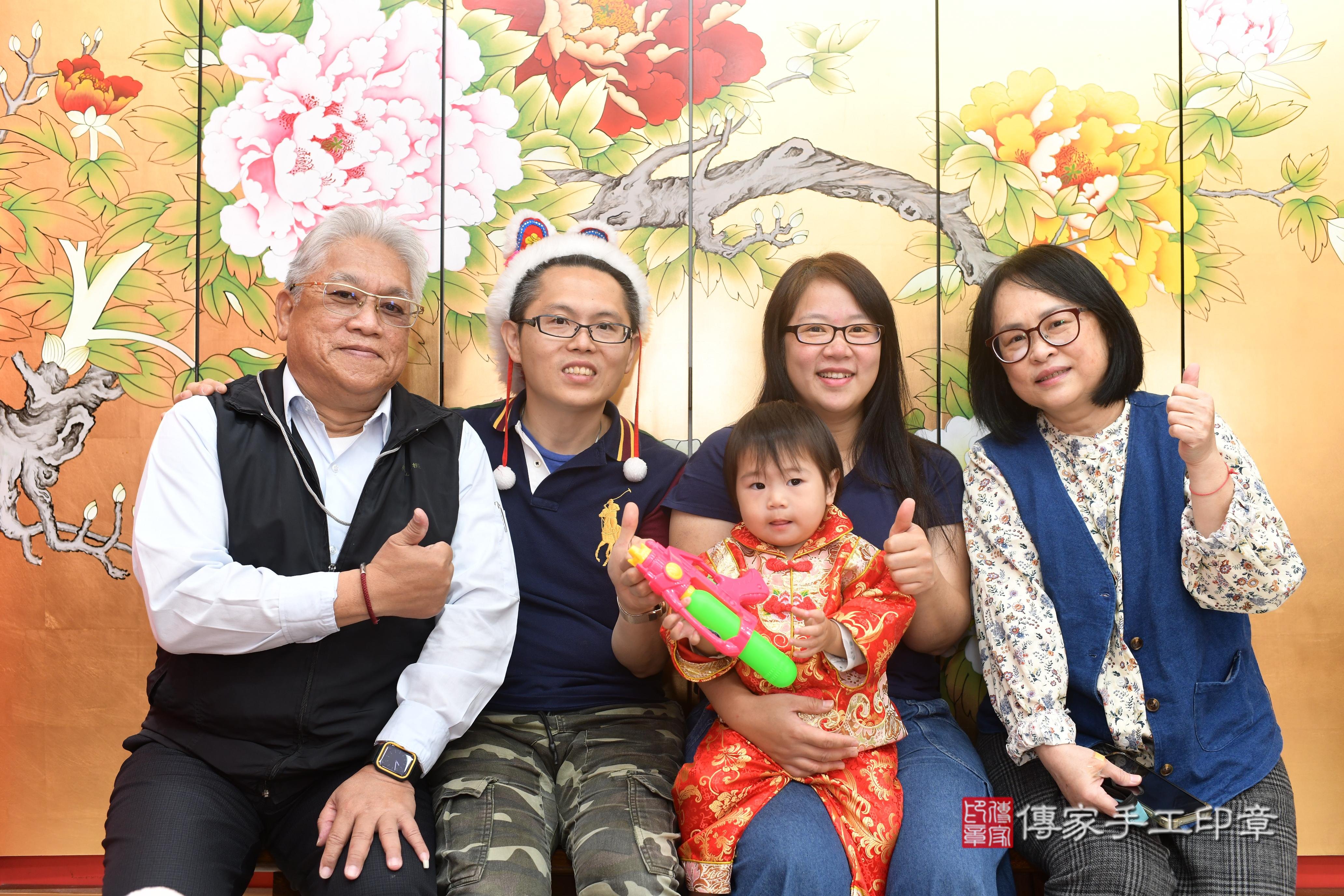 傳家手工印章高雄店、抓周、度脺、中國風會場、傳家嬰兒古禮、吉祥話、抓周道具物品24種、拍照。抓周證書。寶寶抓周、滿周歲、生日快樂、祝福