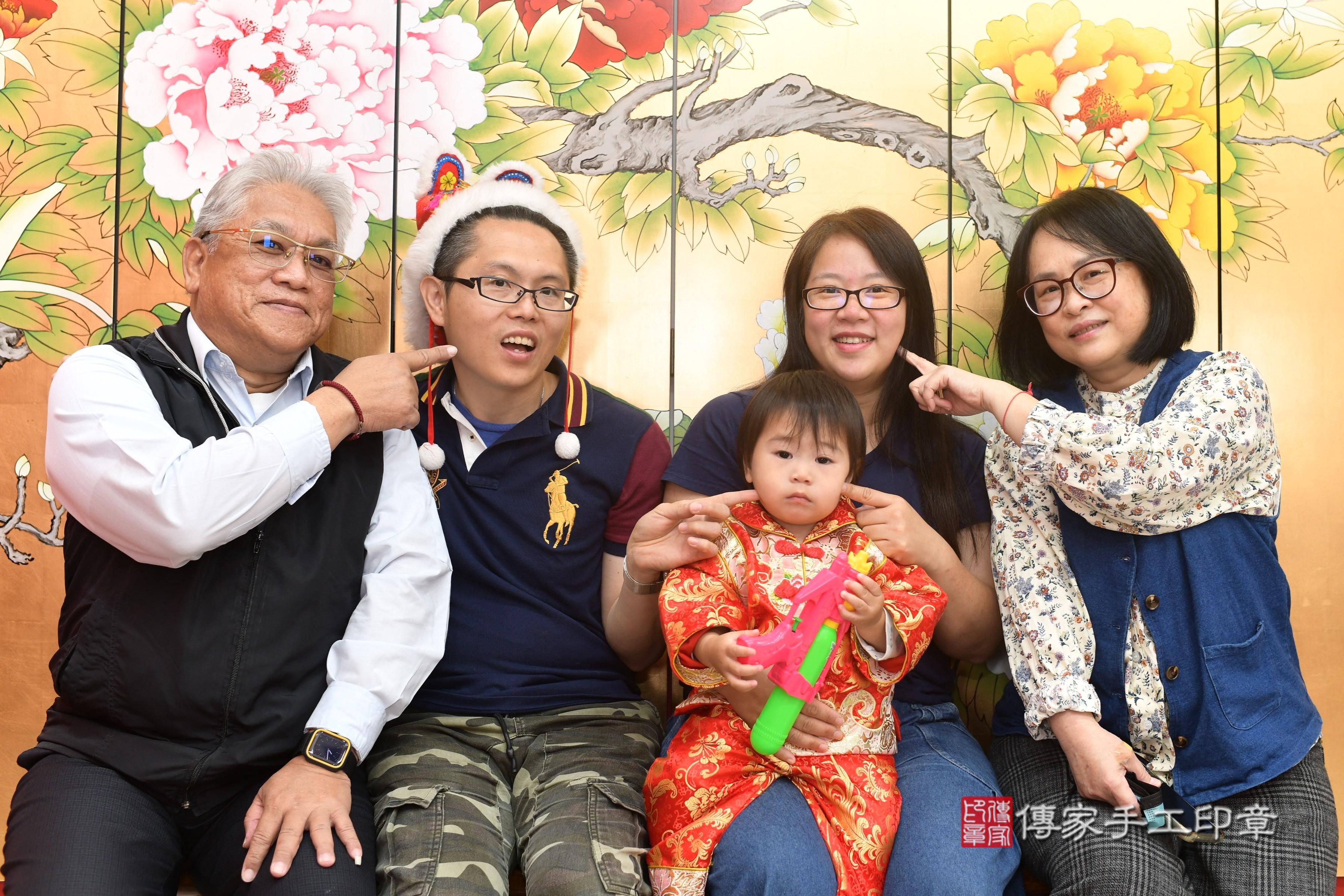 傳家手工印章高雄店、抓周、度脺、中國風會場、傳家嬰兒古禮、吉祥話、抓周道具物品24種、拍照。抓周證書。寶寶抓周、滿周歲、生日快樂、祝福