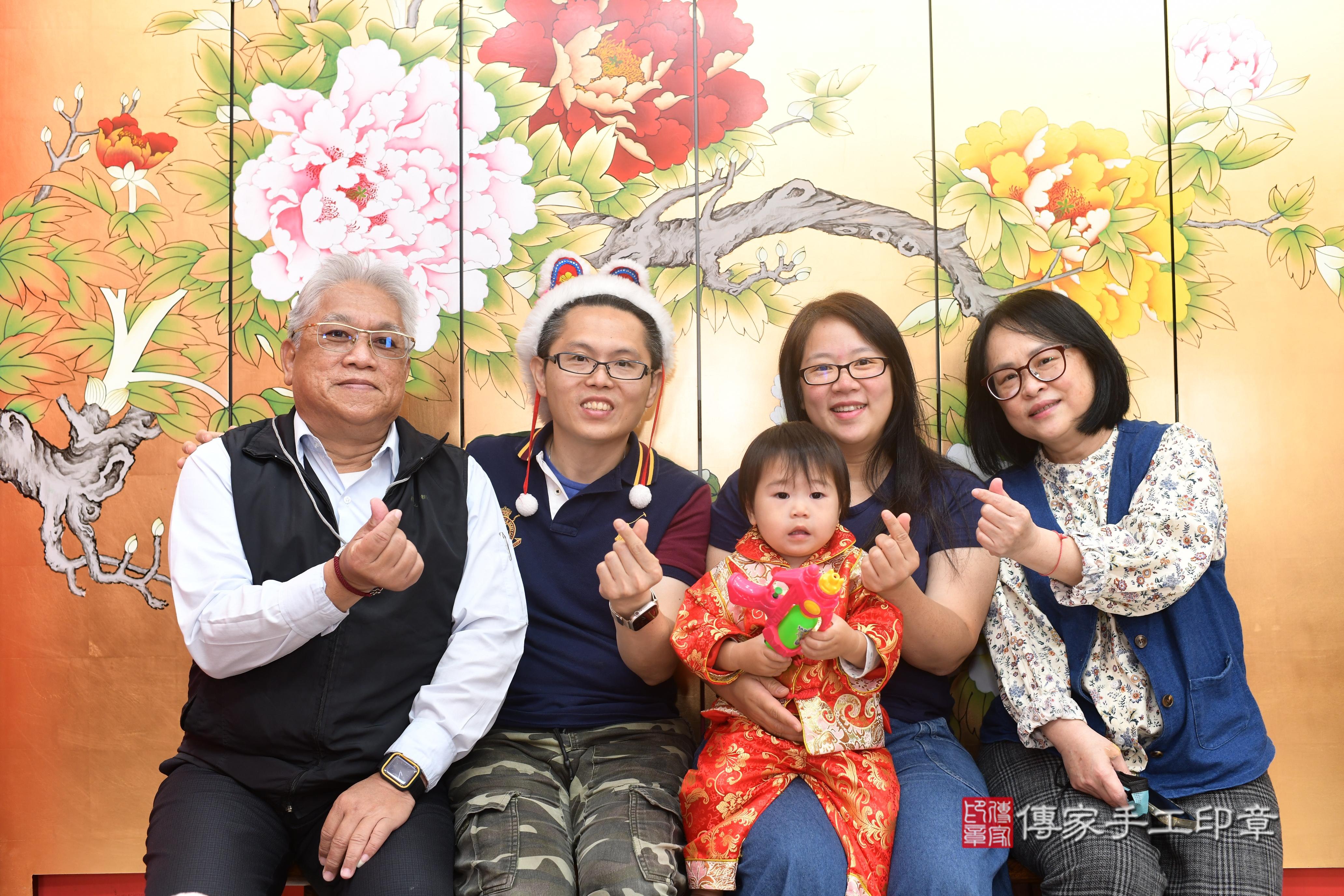 傳家手工印章高雄店、抓周、度脺、中國風會場、傳家嬰兒古禮、吉祥話、抓周道具物品24種、拍照。抓周證書。寶寶抓周、滿周歲、生日快樂、祝福
